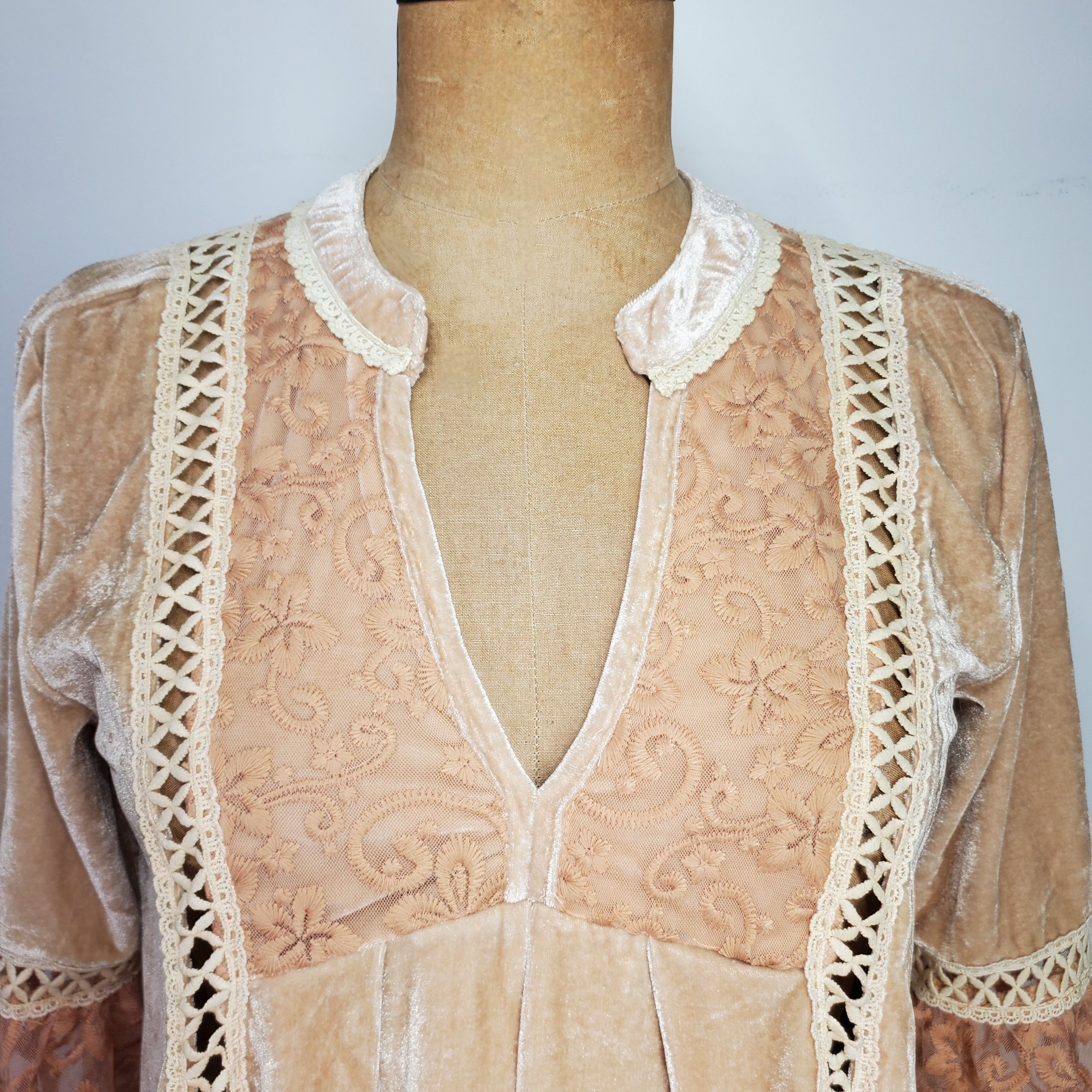 Other POL S Tunic Top Velvet Lace V-Neck 3/4 Bell Sleeve Beige Tan Size S / US 4 / IT 40 - 6 Thumbnail
