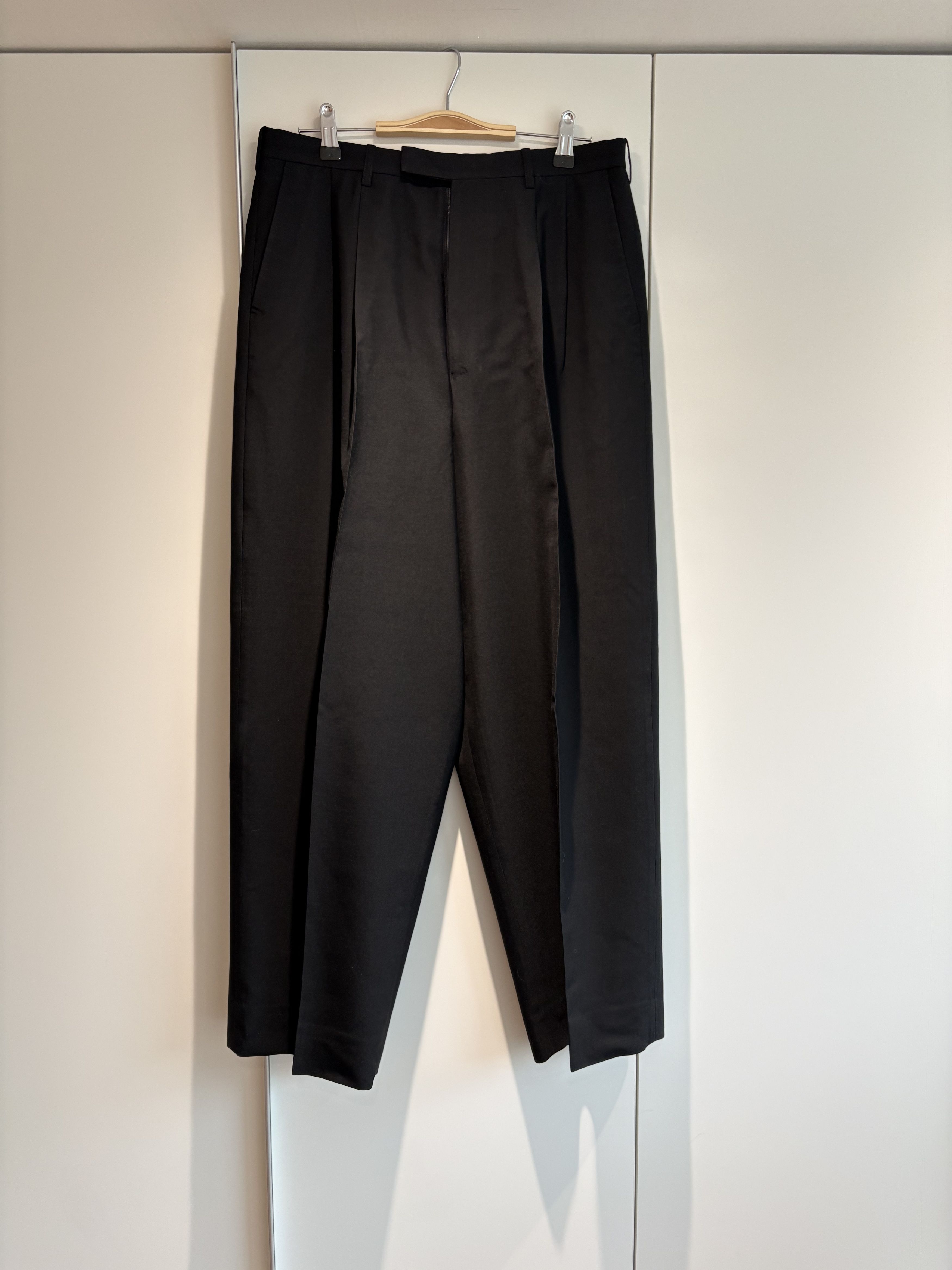 Lad Musician Wool Gabardine 2-Tuck Wide Slacks (Nano Black), 44 Size US 30 / EU 46 - 1 Thumbnail