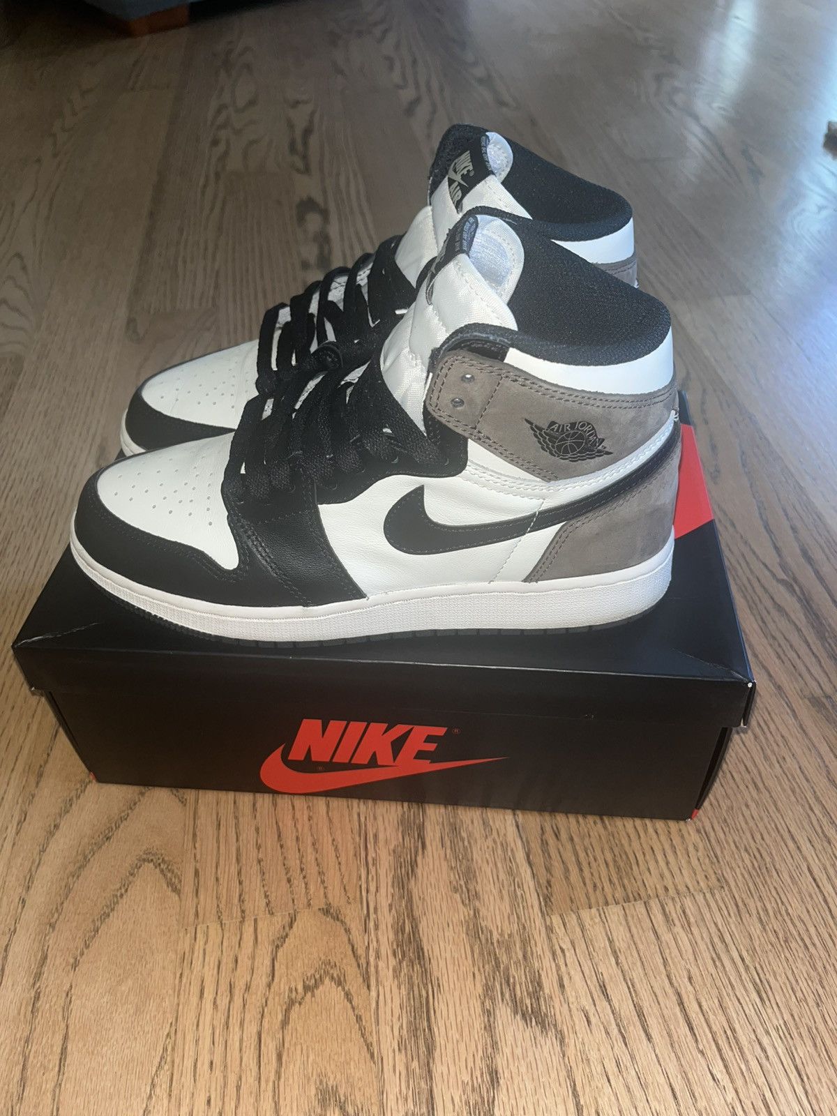 Nike Jordan 1 Mocha Retro High OG (6.5Y - GS) Size US 6.5 / EU 39-40 - 2 Thumbnail