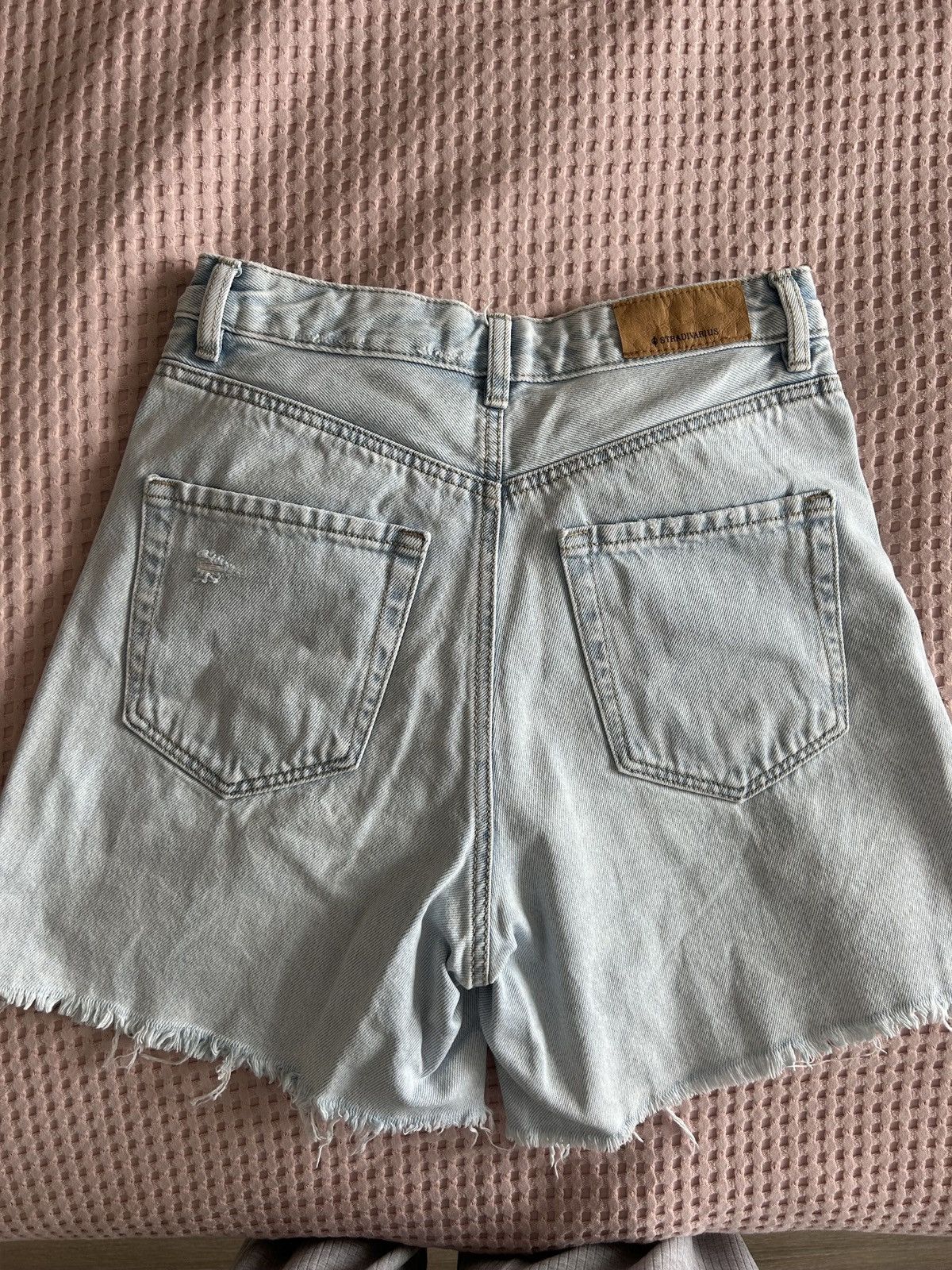 Stradivarius Stradivarius High-Waisted Light Wash Denim Shorts Size Size 26" / US 2 / IT 38 - 2 Thumbnail