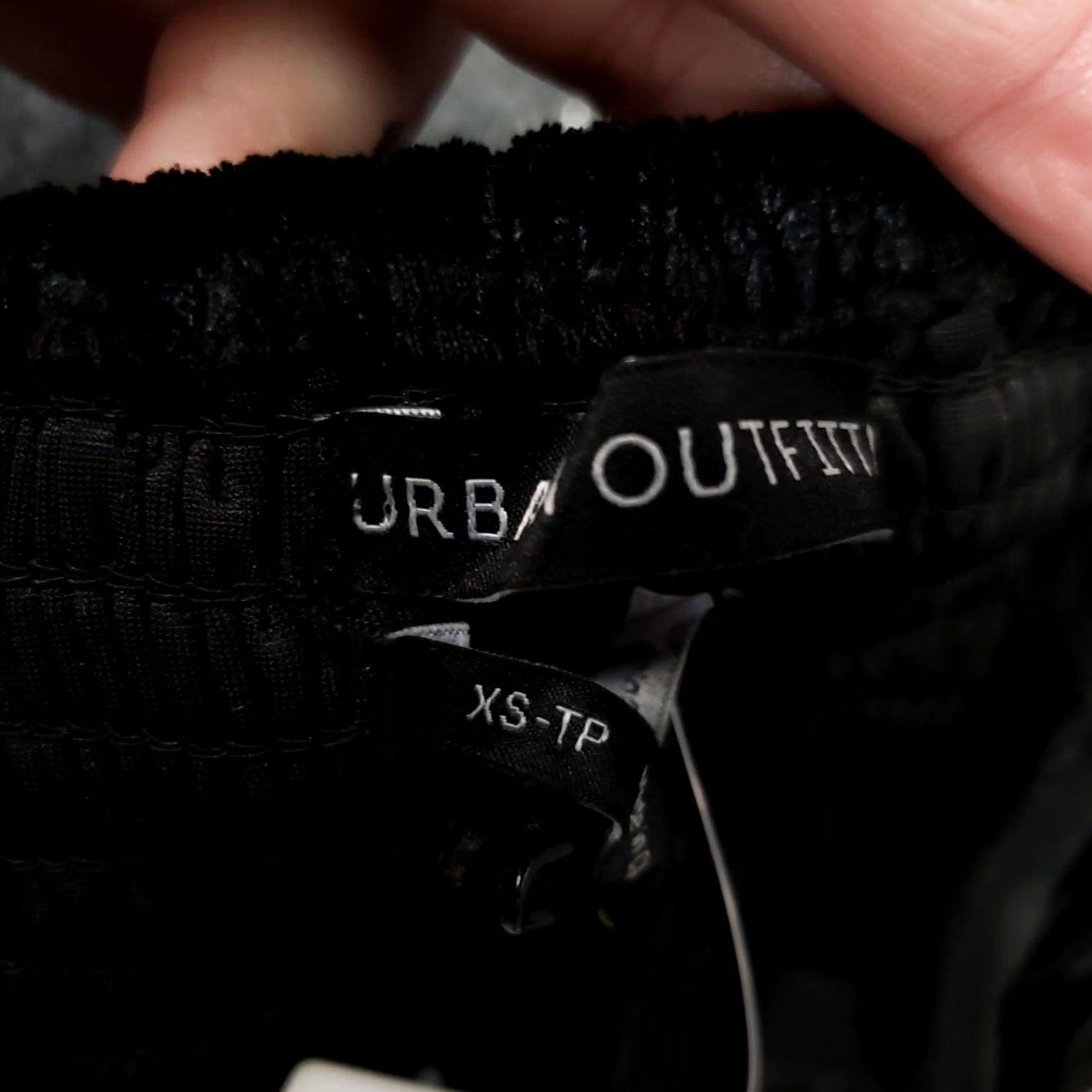 Urban Outfitters Urban Outfitters Tank Womens XS Black Cropped Beaded Trim Smocked Strap Size XS / US 0-2 / IT 36-38 - 3 Thumbnail