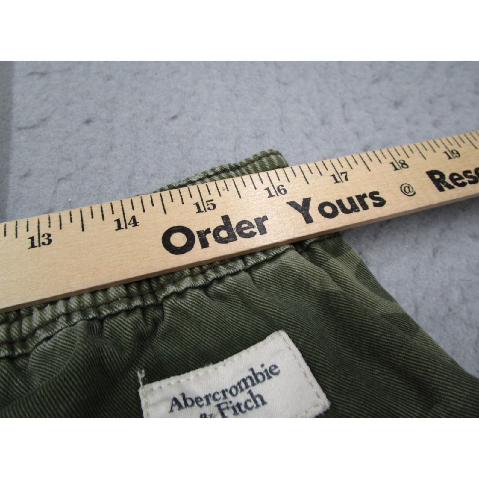 Abercrombie & Fitch Abercrombie & Fitch Cargo Pants Mens Large Green Camo Tapered 32x28 Classic Fit Size US 33 - 6 Thumbnail