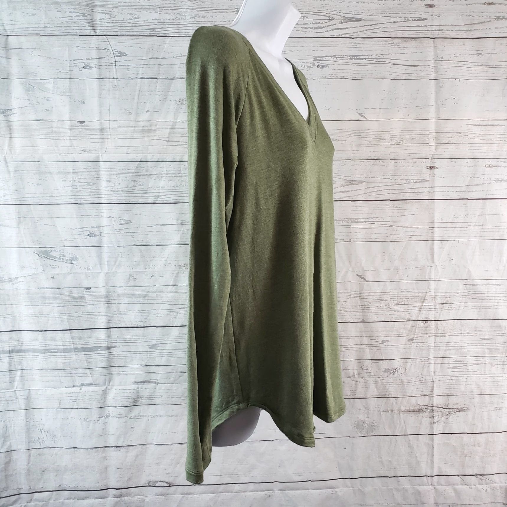 Vintage Cabi Womens Blouse Shirt Tee Size Small Green Long Sleeve Rayon V-Neck Pullover Solid Womens Size S / US 4 / IT 40 - 3 Thumbnail