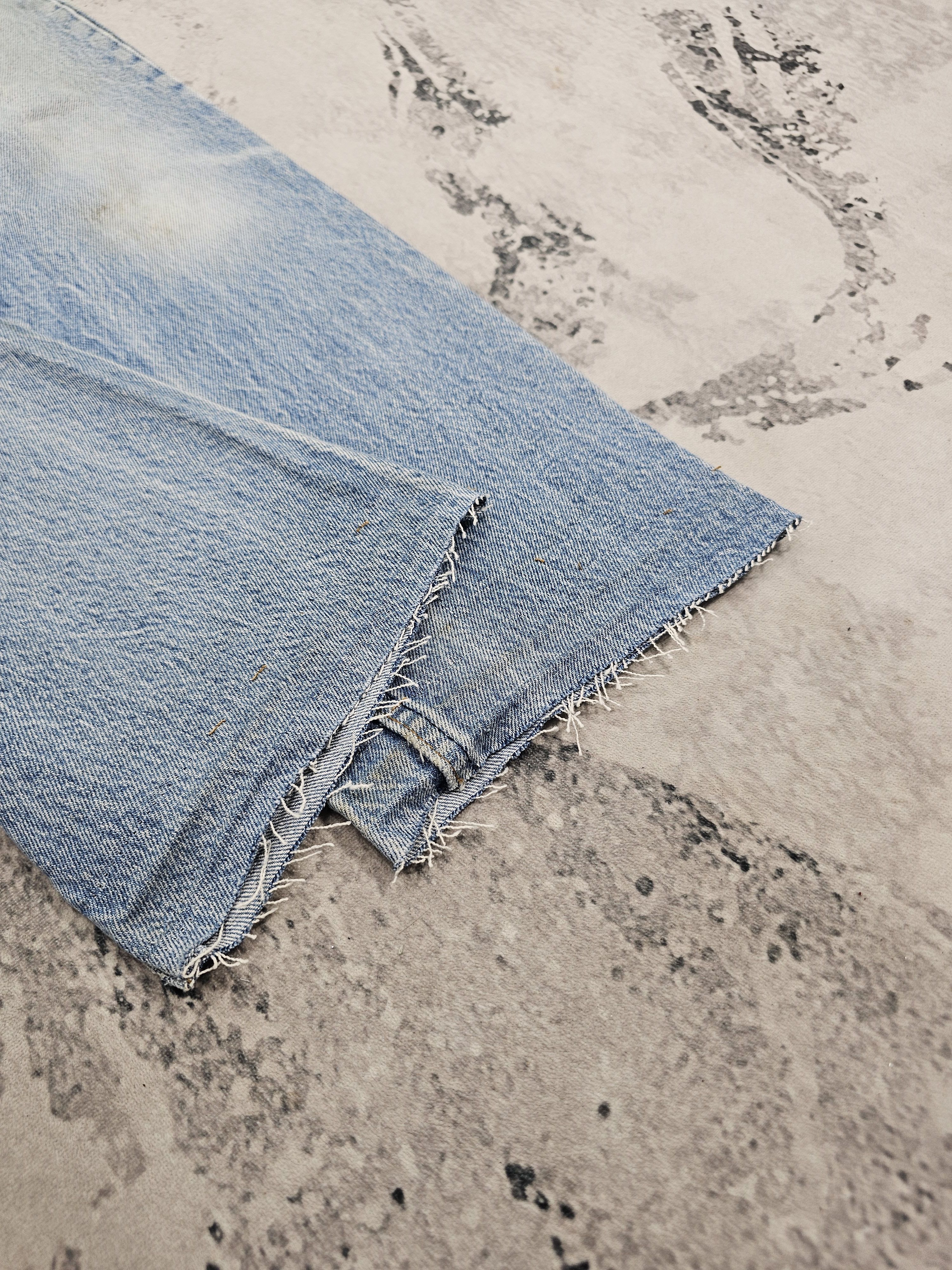 Levi's Vintage Clothing Vintage 90's LEVIS 501 Sun Faded Stain Blue Jeans L0576 Size US 29 - 6 Thumbnail