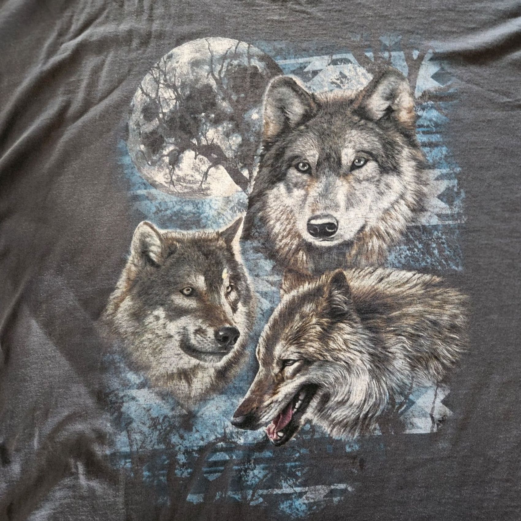 Fruit Of The Loom VINTAGE Fruit of the Loom T-Shirt Wolf Pack Wolves All Over Print Gray 3XL Crew Neck Short Sleeve Cotton Men 90s Retro Graphic Print Black" Size US XXL / EU 58 / 5 - 2 Thumbnail