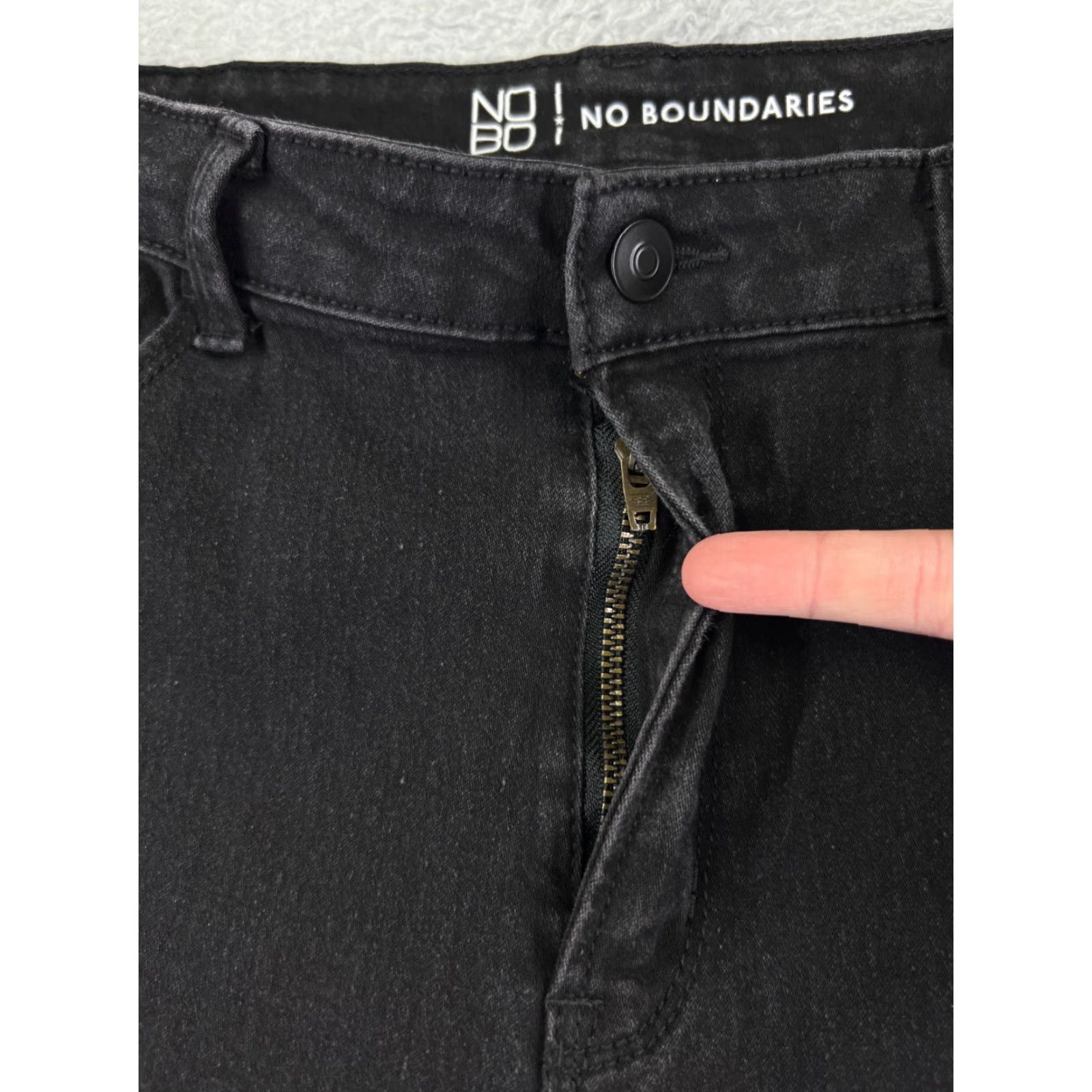 Vintage No Boundaries Jeans Women's Black Denim Skinny High Rise 15 Regular Cotton Blend 5-Pocket 29x26 Distressed Pockets Comfort Size 36" / US 14 / IT 50 - 5 Thumbnail