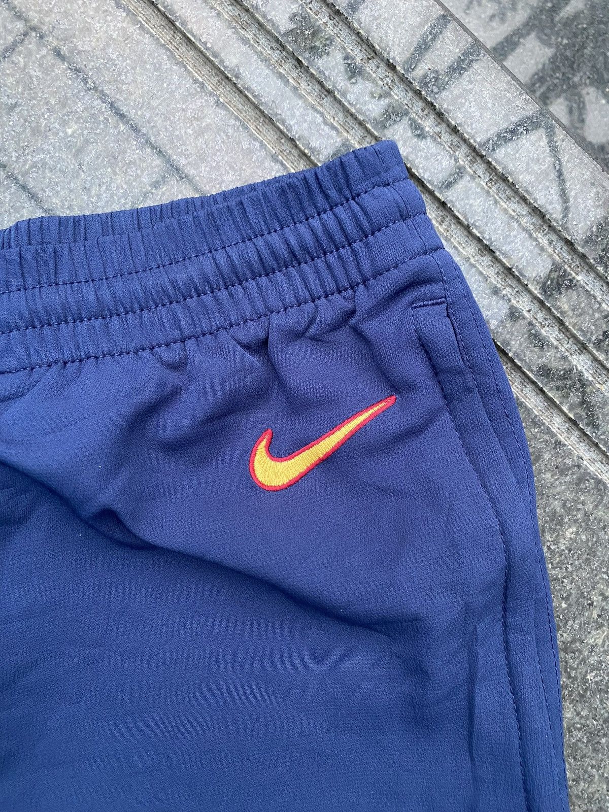 Nike × Vintage 90’s NIKE RARE Y2K SWOOSH RETRO LOGO NYLON PANTS Size US 32 / EU 48 - 4 Thumbnail