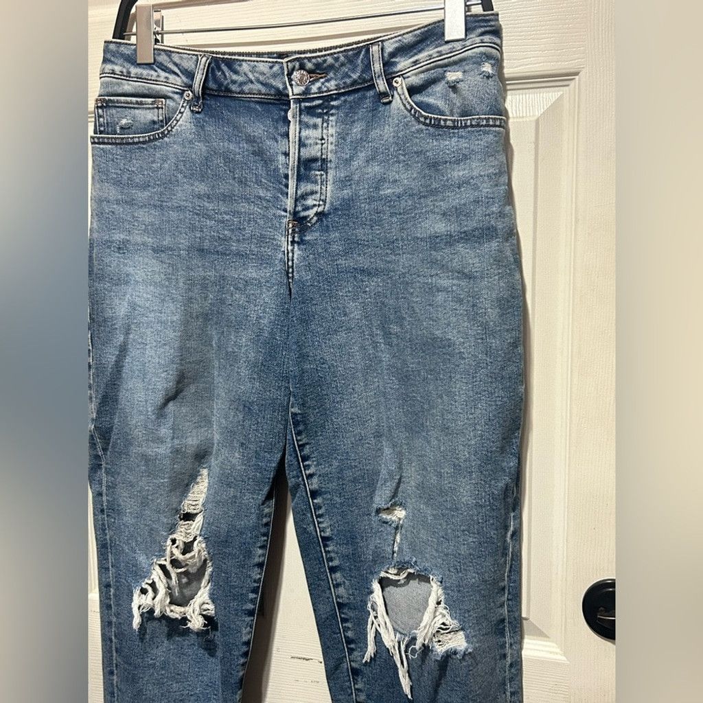 Express Express blue boyfriend jeans w distressed details. Size: 10 Size 32" / US 10 / IT 46 - 4 Thumbnail