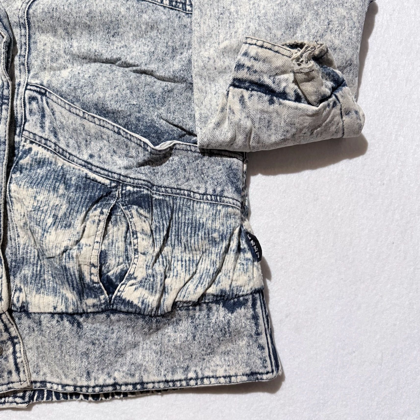 Denime VINTAGE Izzi Puffer Jacket Women's Blue Acid Wash Denim Frayed Cuffs Retro XL Jacket - Denim Blue Puffer Women's Izzi Vintage 90s Retro Size XL / US 12-14 / IT 48-50 - 6 Thumbnail