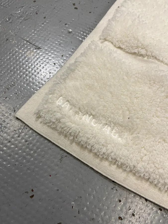 Balenciaga Balenciaga Trompe LOeil Towel Cozy Oversize White Scarf Size ONE SIZE - 4 Thumbnail
