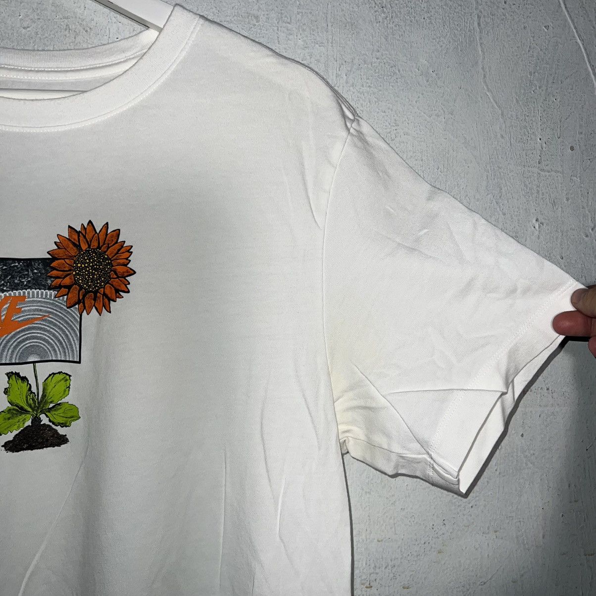 Nike Nike White Short Sleeve Tee Large Grow Sole Size US L / EU 52-54 / 3 - 5 Thumbnail