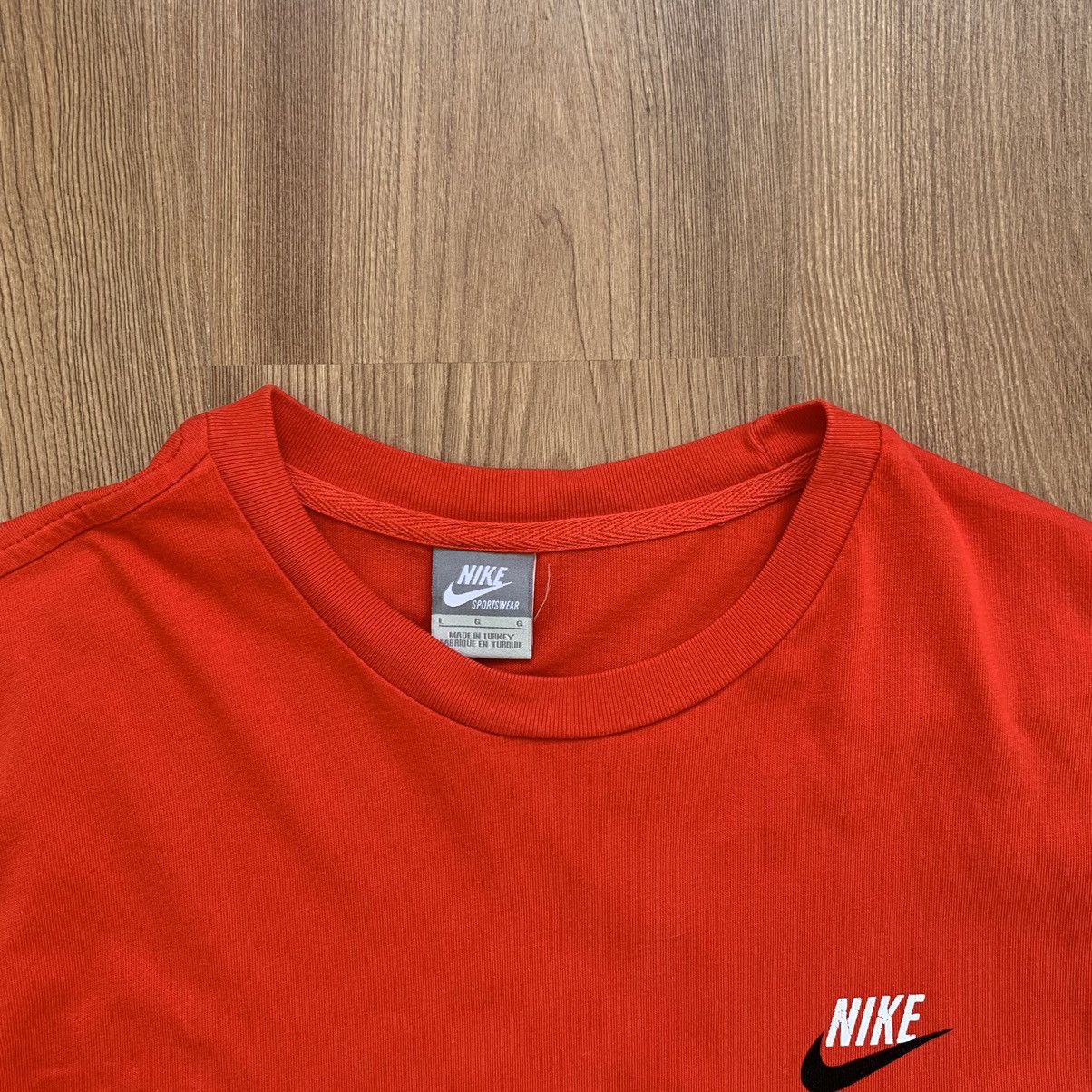Nike Nike Sportswear Mini Swoosh Logo T-Shirt Vintage Y2K Size US L / EU 52-54 / 3 - 6 Thumbnail
