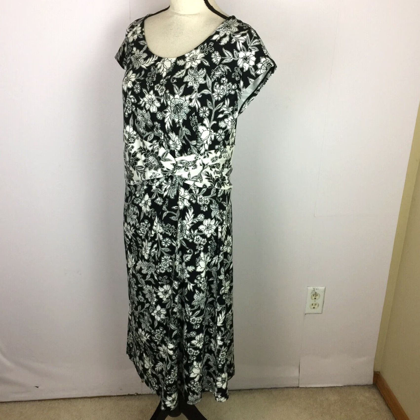Lands' End Lands' End A-Line Dress Sz M Womans Black White Floral Twist  Front Short