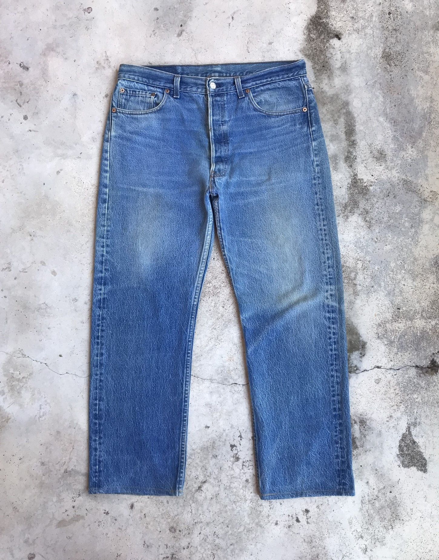 Levi's × Vintage Vintage 1992 Levis 501xx lightwash dirty jean W34x27 USA Size US 34 / EU 50 - 1 Thumbnail