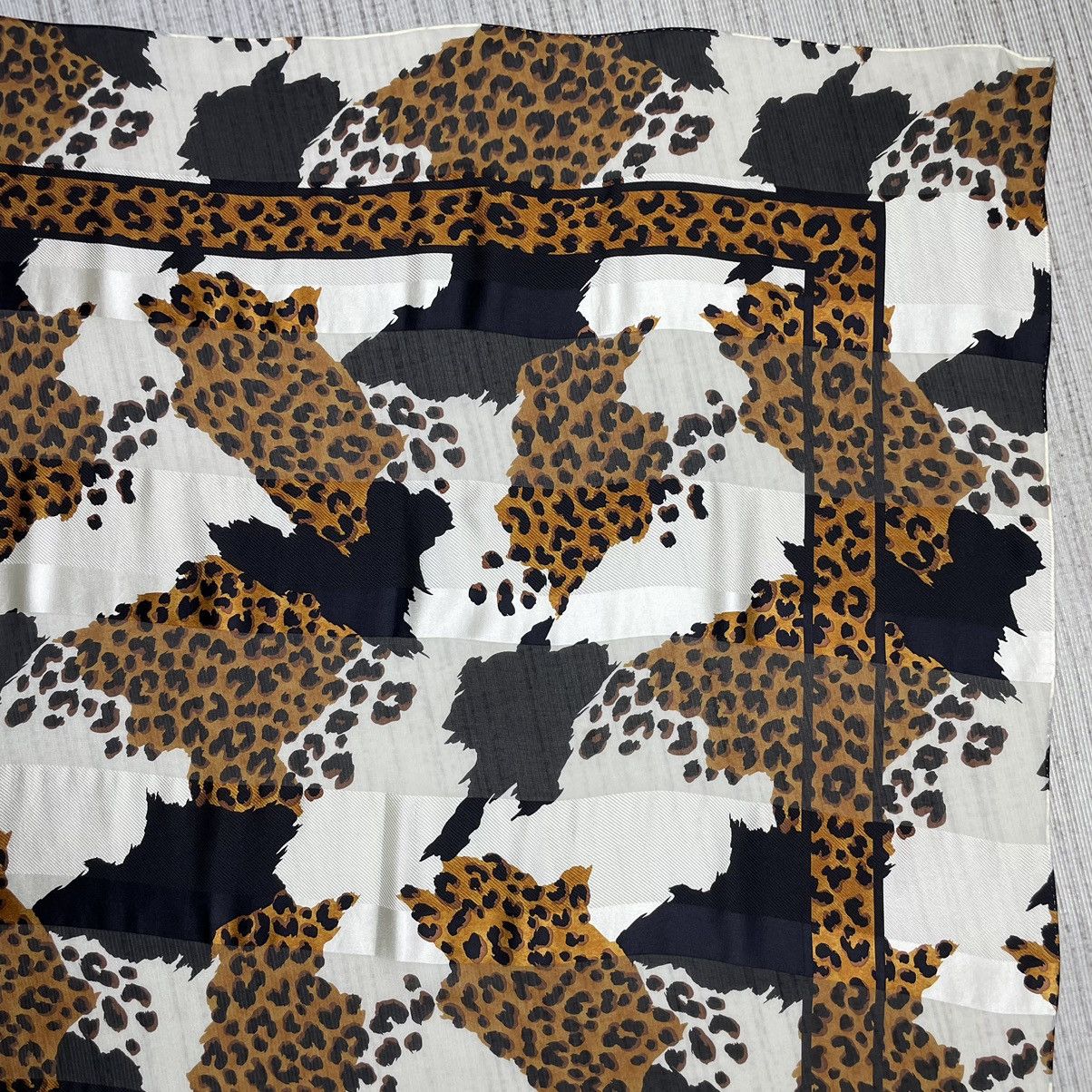 Saint Laurent Paris YvesSaintLaurent leopard silk Scarf Size ONE SIZE - 6 Thumbnail