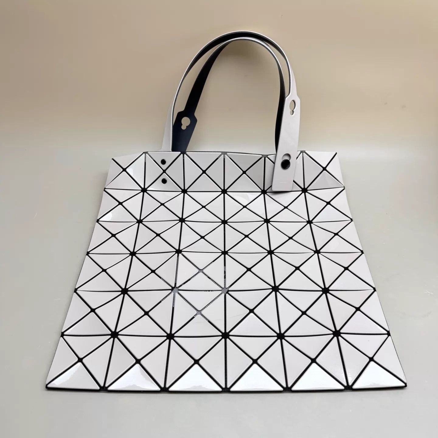 Issey Miyake ISSEY MIYAKE 6 Hex Bag milk tea new w/tags YLP5838 Size ONE SIZE - 1 Thumbnail