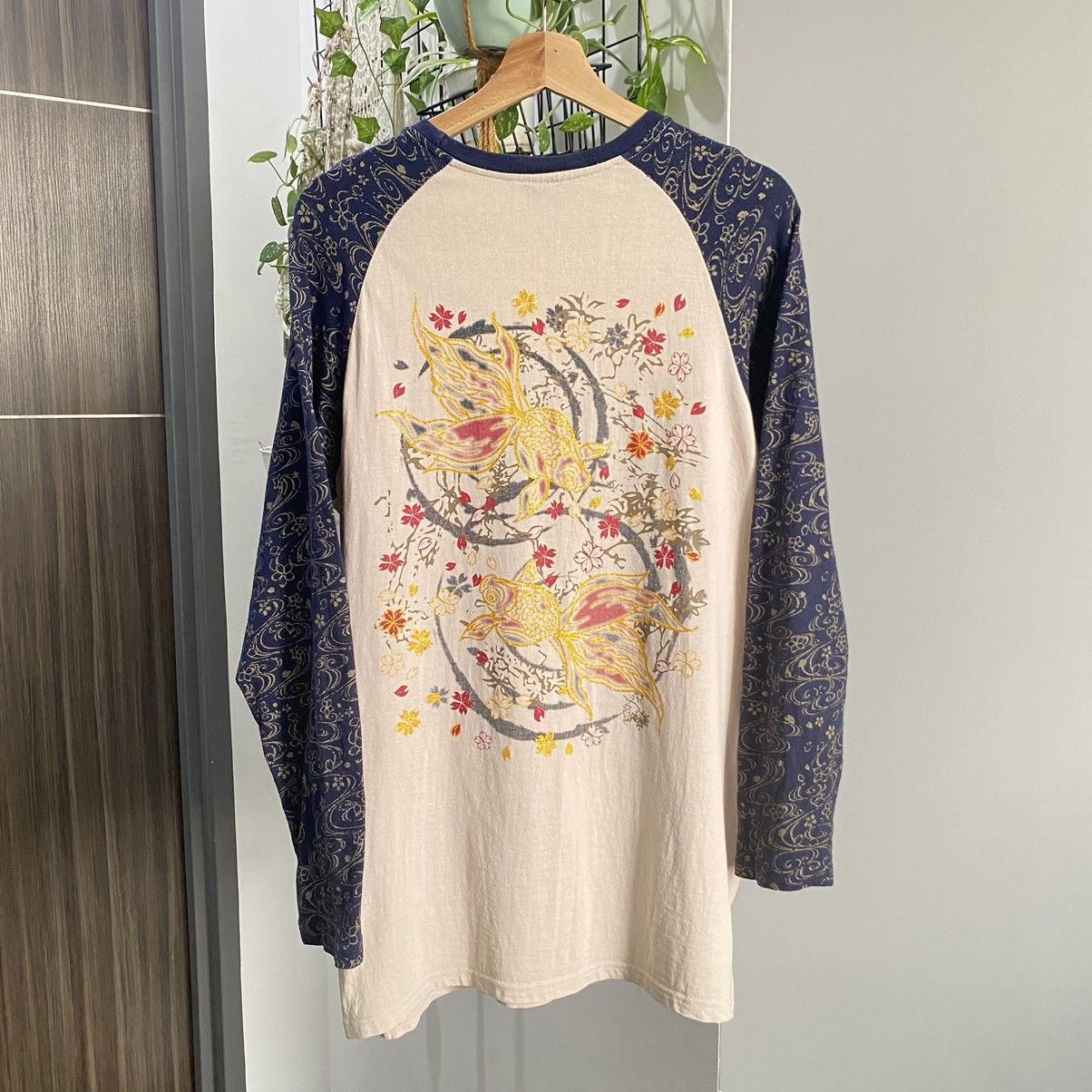Japanese Brand Vintage Y2K DBLD Traditional Design Gold Fish L/S Tshirt Size US L / EU 52-54 / 3 - 1 Thumbnail