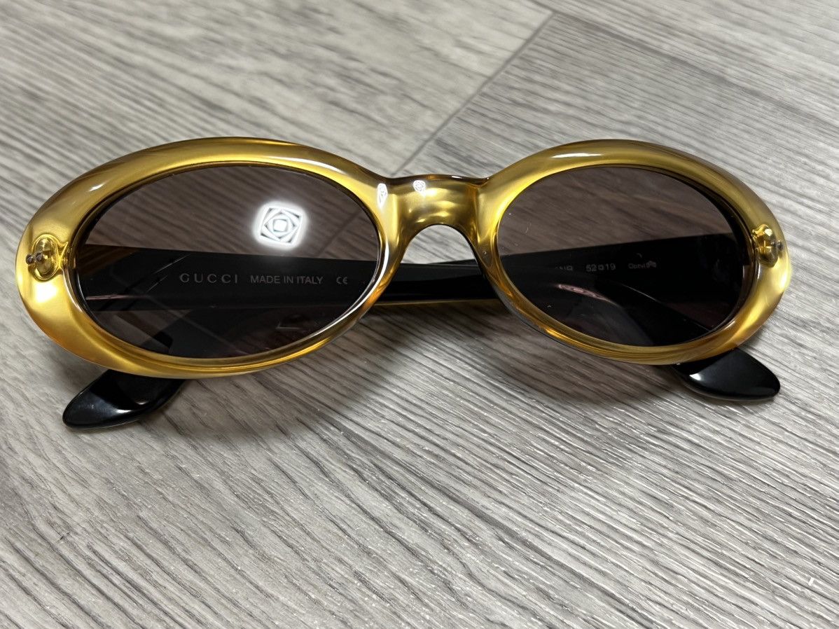 Vintage Gucci Vintage gold sunglasses with black inner temples Size ONE SIZE - 10 Thumbnail