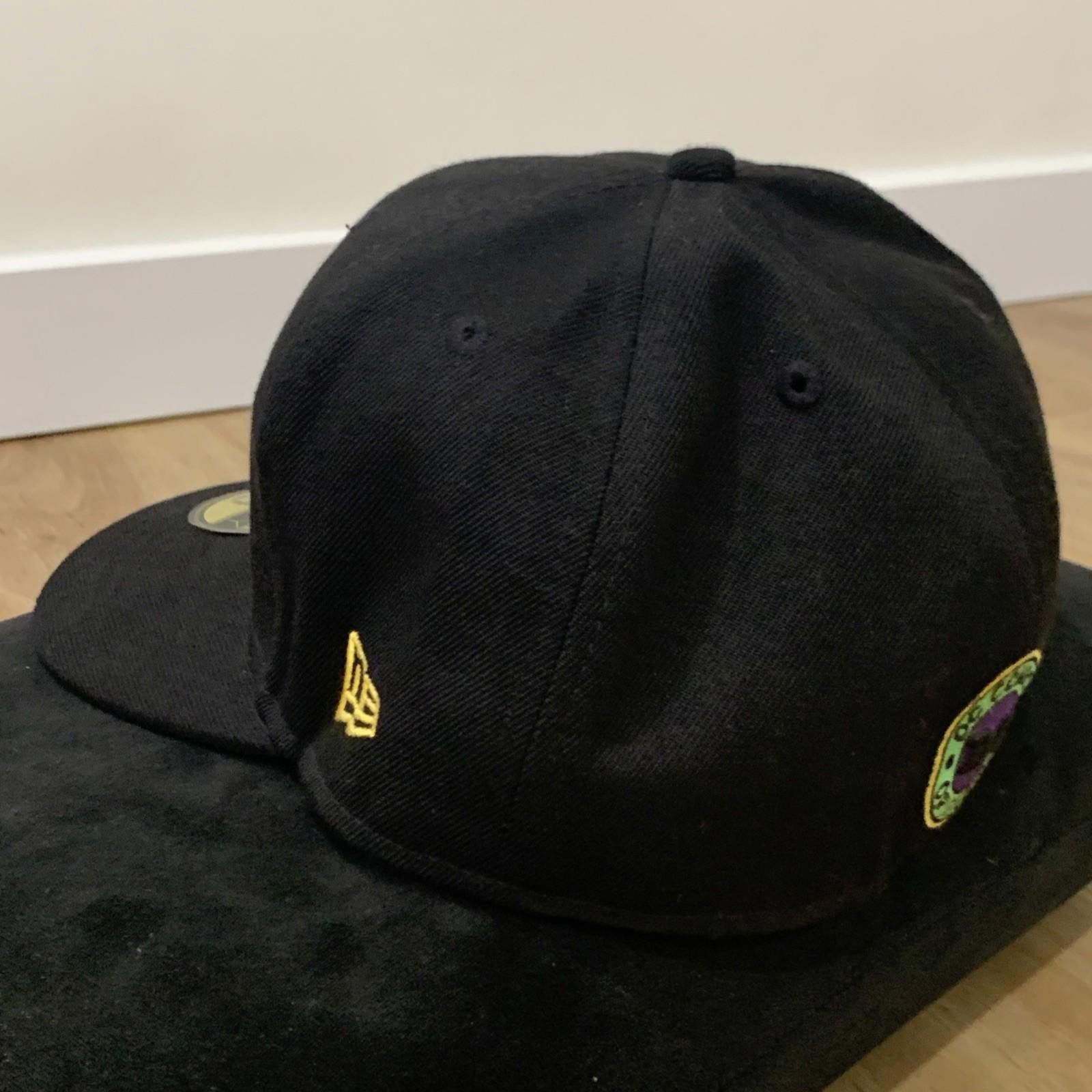 DC Comics Batman Joker Split Logo New Era 59FIFTY Fitted 7 3/8 Limited Size ONE SIZE - 8 Thumbnail