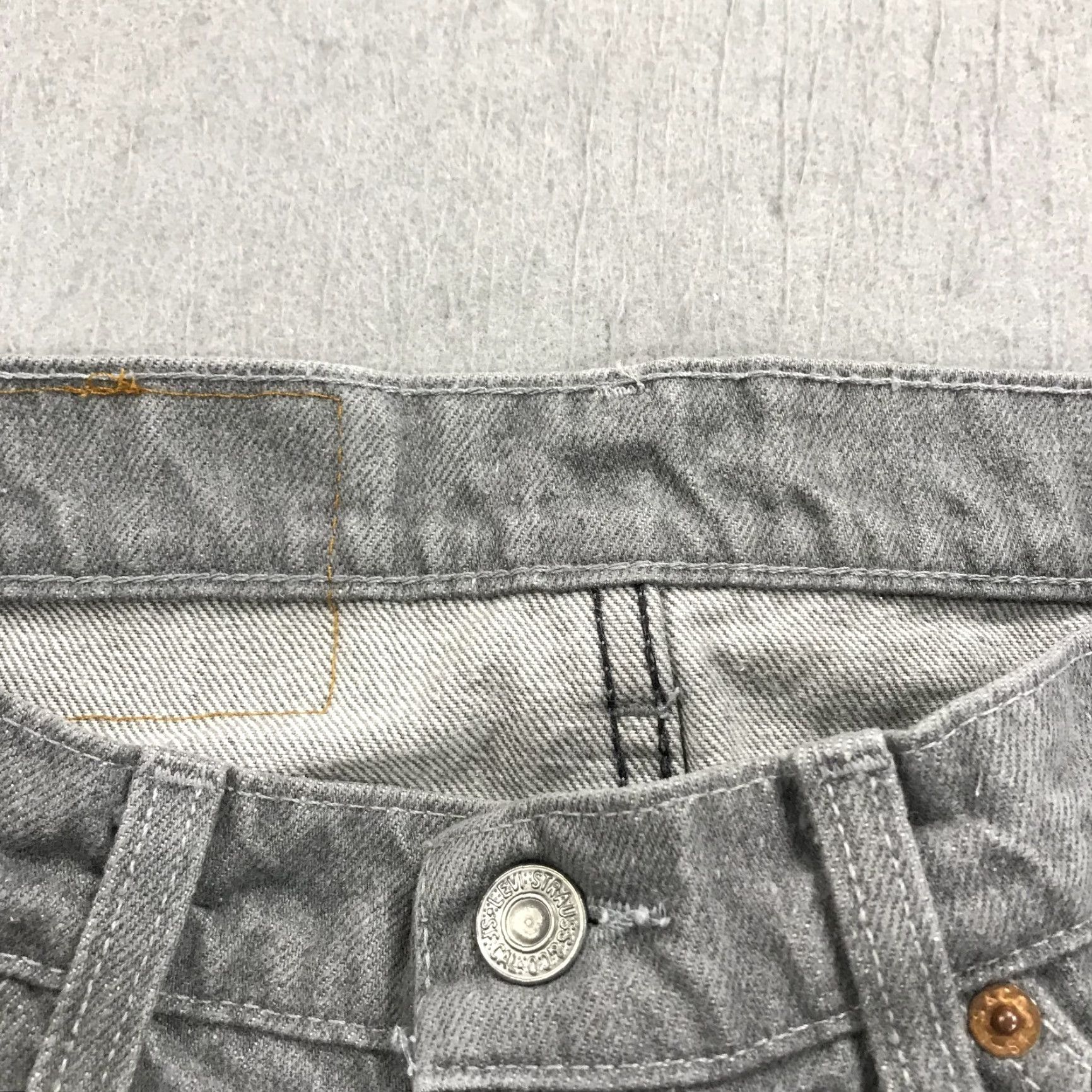 Levi's VINTAGE Levi's Jeans Mens 34x32 Gray Faded 40509 2767 Made USA Denim 90s Size US 34 / EU 50 - 6 Thumbnail