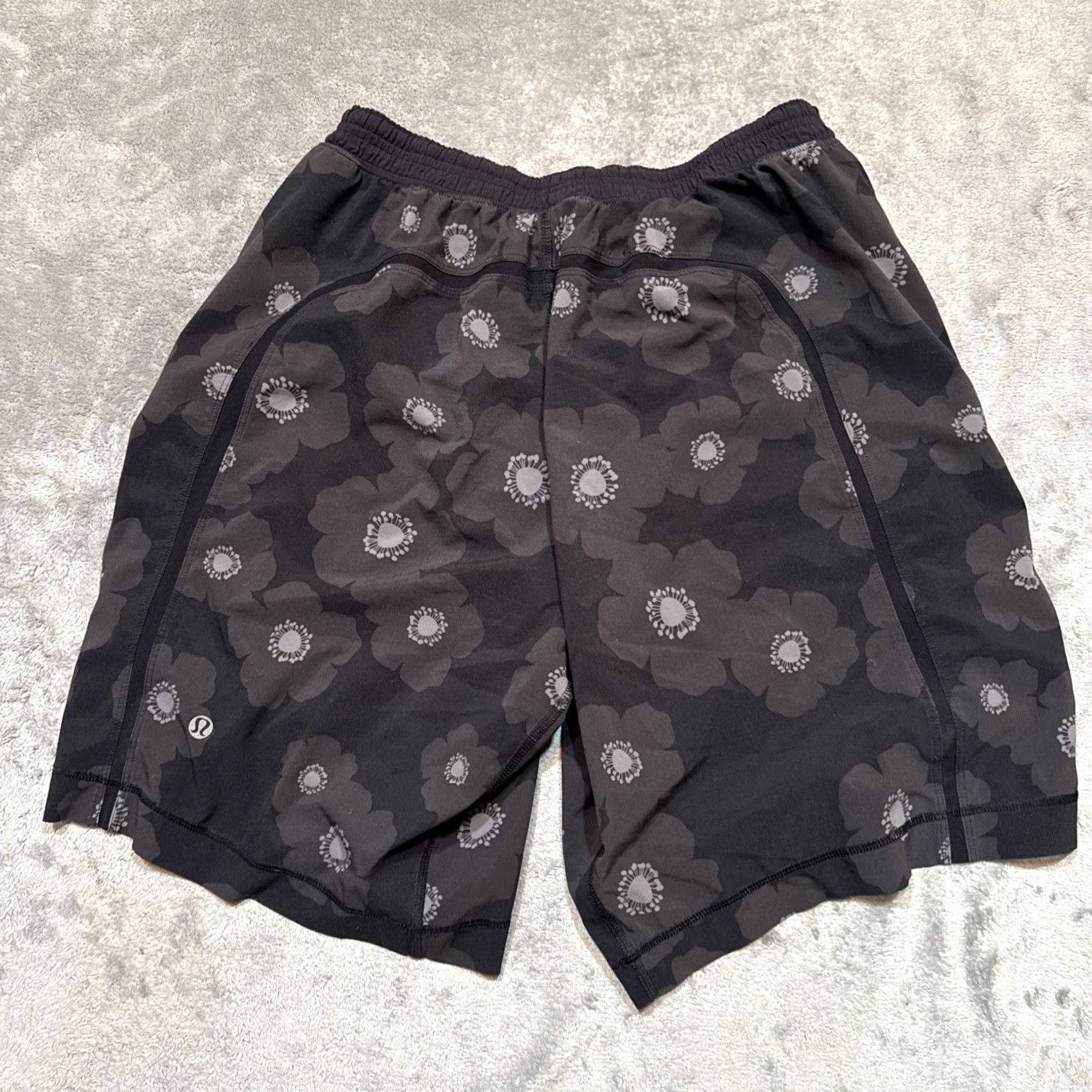 Lululemon Lululemon Pace Breaker Shorts Men's M lined Black Gray Floral Active Gym Size US 31 - 5 Thumbnail