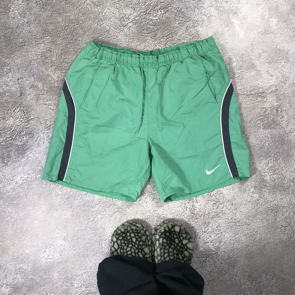 Vintage Vintage Nike Swoosh Shorts Y2K Streetwear Green Baggy 34 Size US 34 / EU 50 - 1 Thumbnail