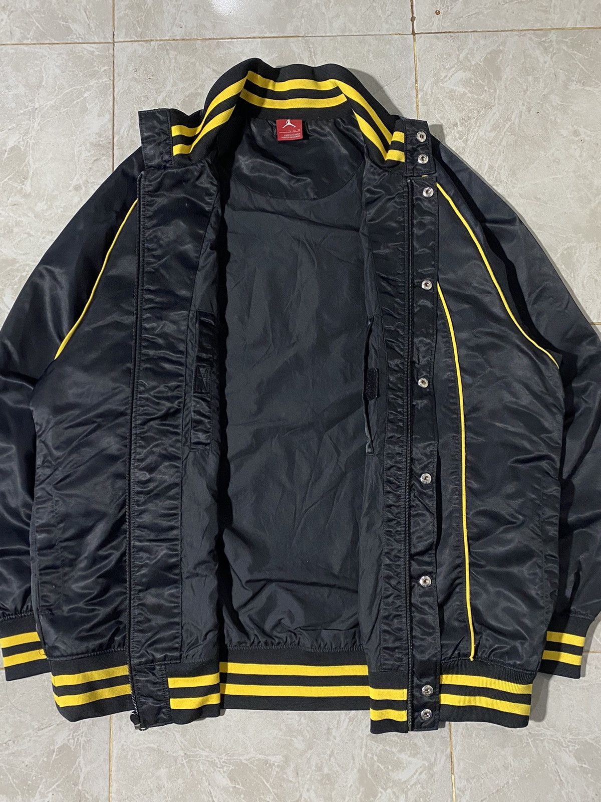 Jordan Brand vintage air jordan jacket big logo golden pin Size US XL / EU 56 / 4 - 3 Thumbnail