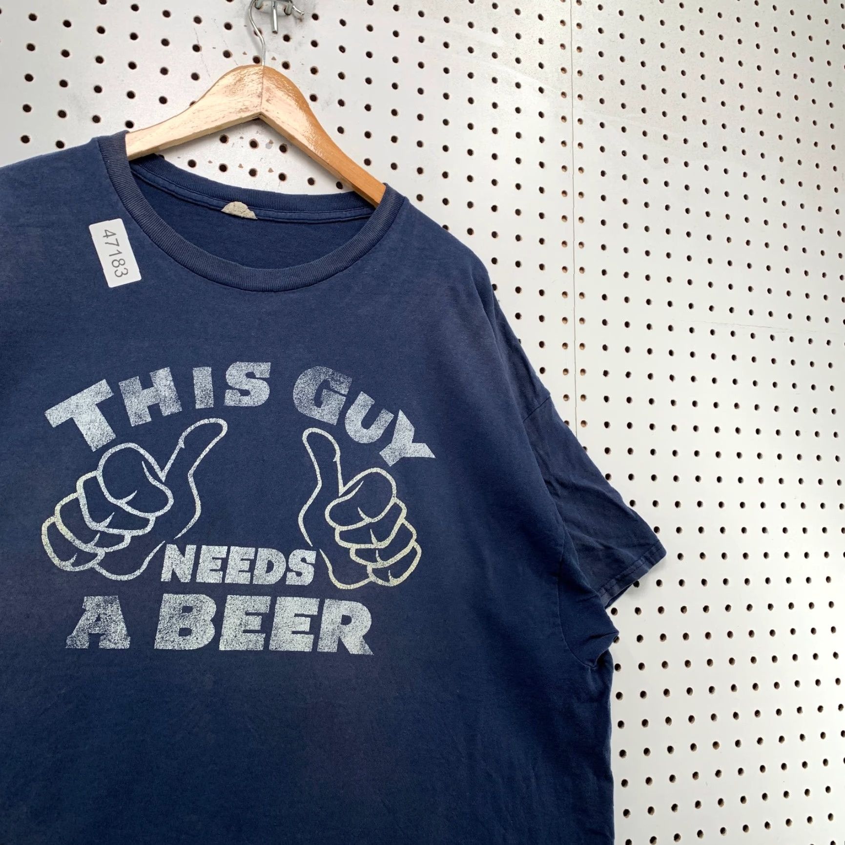 Gildan VINTAGE Gildan T-Shirt Mens 2XL Blue This Guy Needs A Beer Graphic Drinking Tee Beer Funny Shirt Men Size US XXL / EU 58 / 5 - 5 Thumbnail