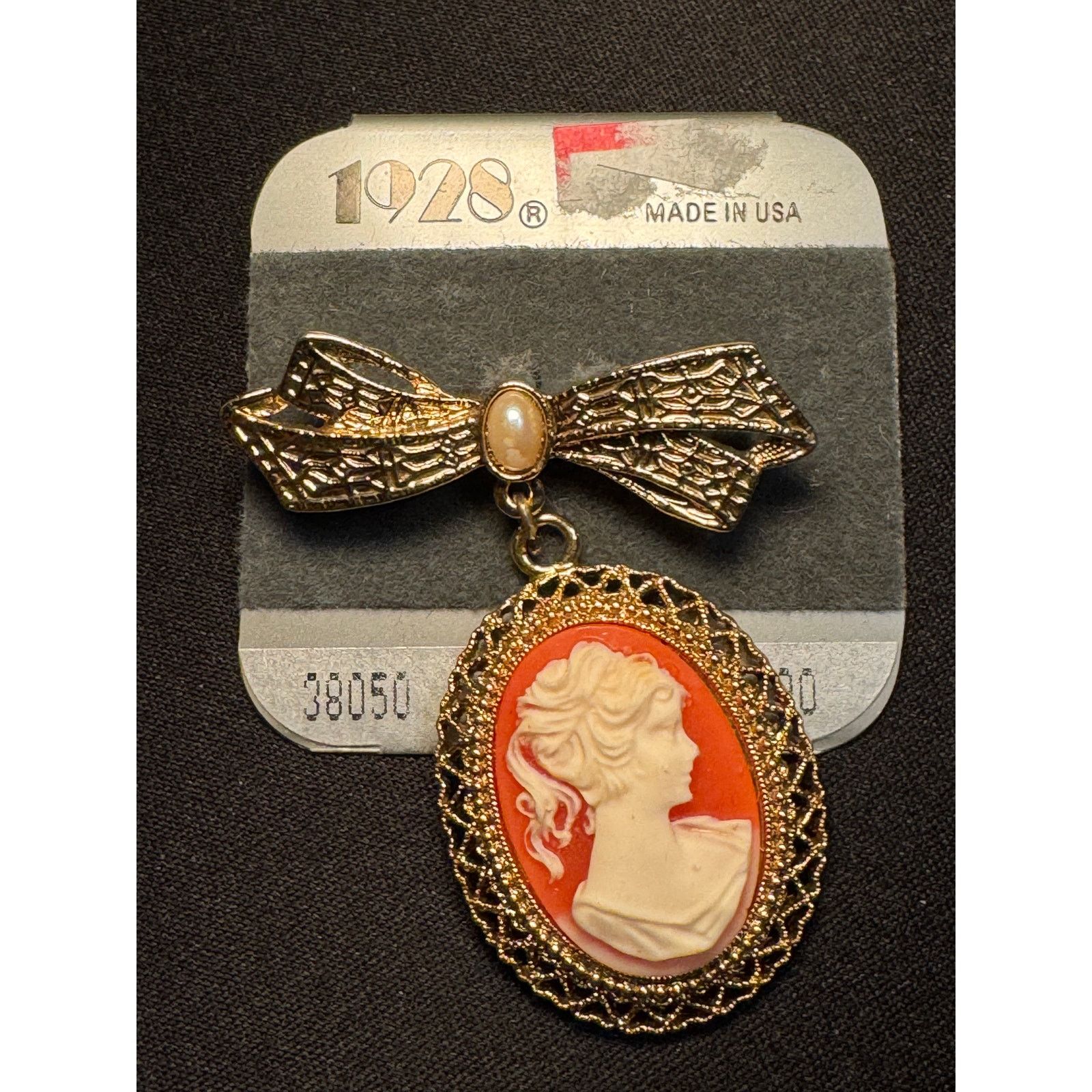 Other 1928 Vintage Cameo Gold Tone Brooch on Card Size ONE SIZE - 3 Thumbnail