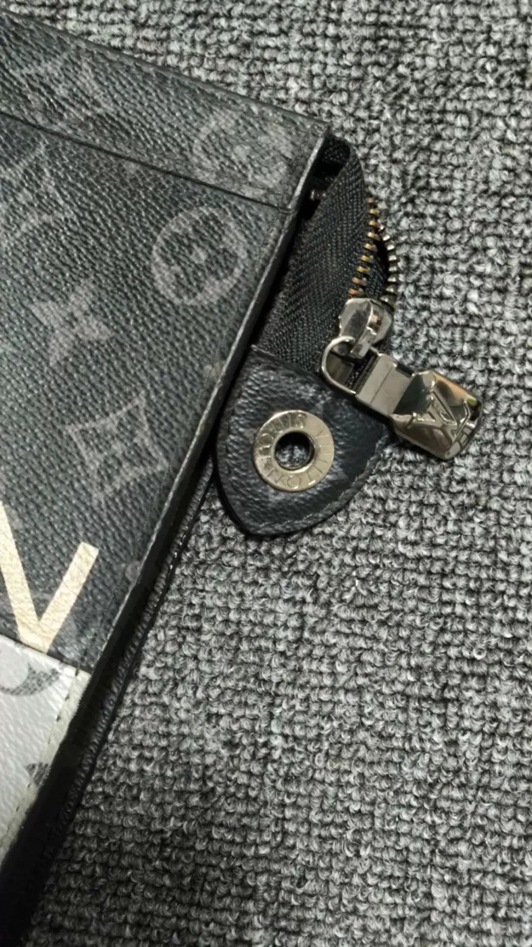 Louis Vuitton LV two-tone Monogram print black gray clutch Size ONE SIZE - 5 Thumbnail