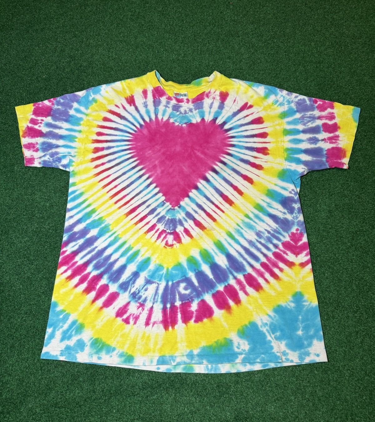 Vintage Vintage 90s Heart Tie Dye Hippie Single Stitch XL T Shirt Size US XL / EU 56 / 4 - 1 Thumbnail
