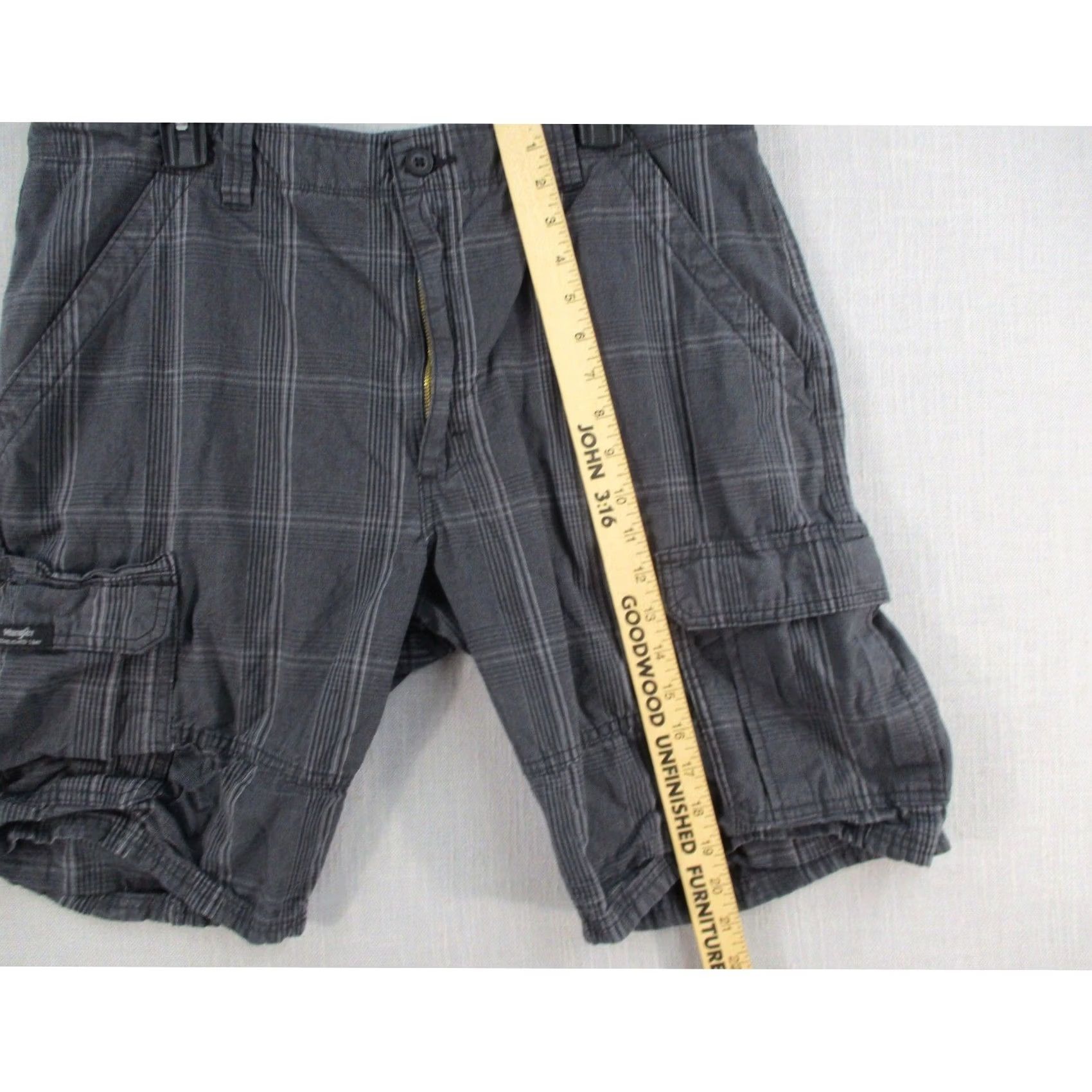 Wrangler Cargo Shorts Mens 36 Grey Plaid Relaxed Fit Outdoor Utility Pockets in Gray, Men's — image 5 of 6