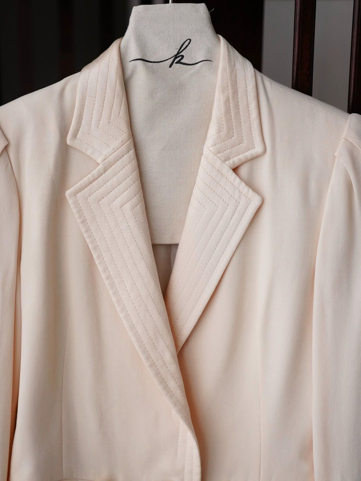Louis Feraud LOUIS FERAUD Vintage Cream Pearl Button Skirt Suit FR38 Size S / US 4 / IT 40 - 8 Thumbnail