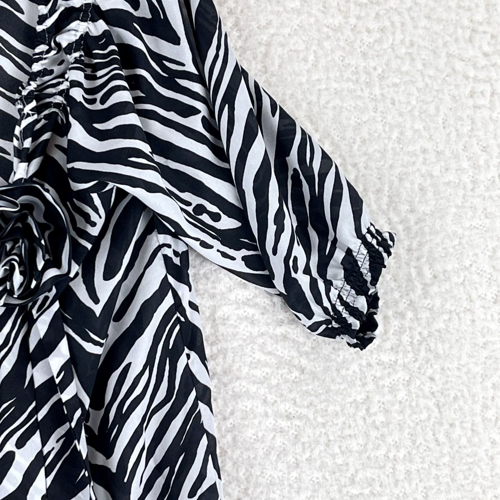 White House Black Market White House Black Market Animal Print Pullover Blouse Womens M Black 3/4 Sleeve Bow Casual Shirt Black White Print Blouse Womens M Size M / US 6-8 / IT 42-44 - 4 Thumbnail