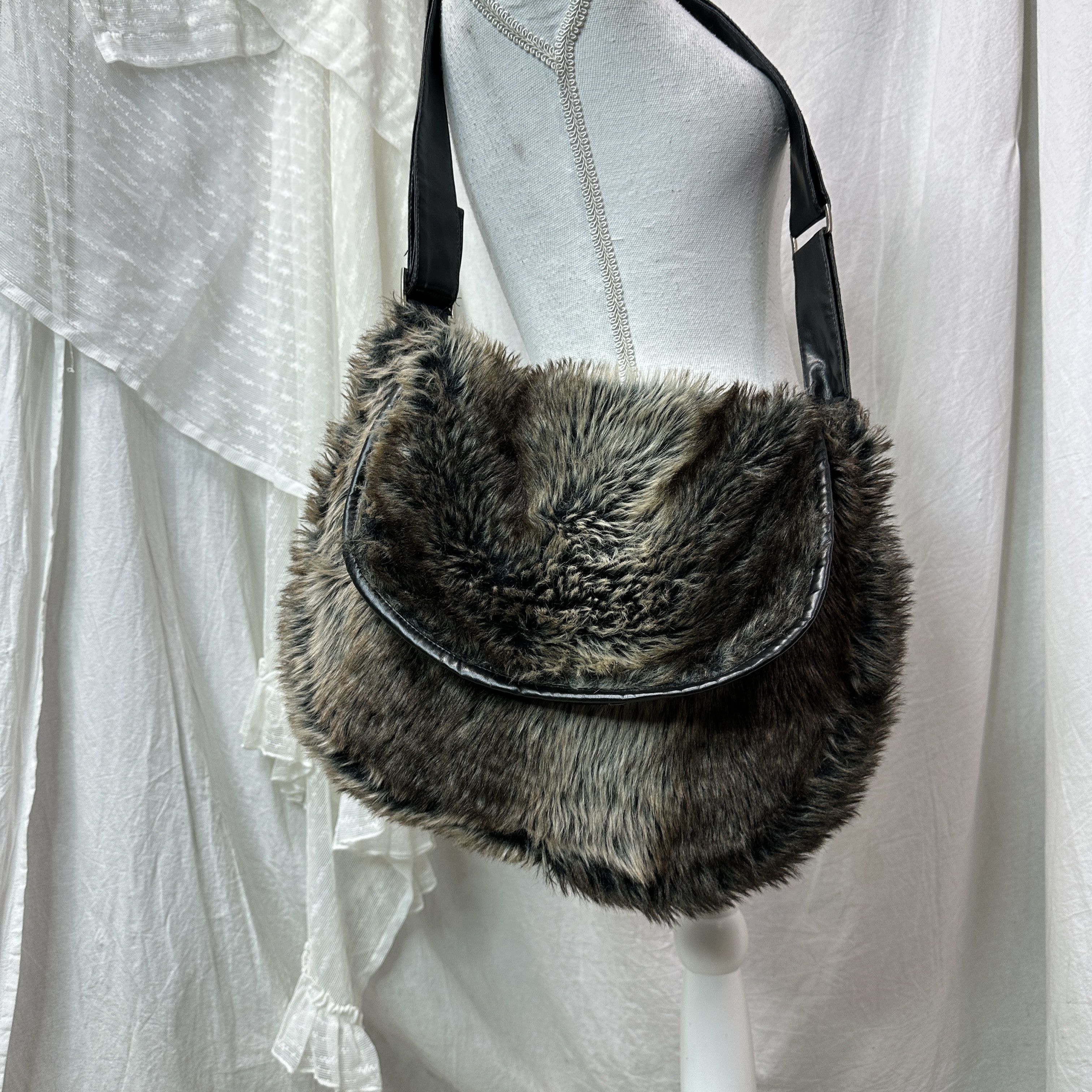 Vintage Vintage Avant Garde Faux Fur Shoulder Bag Y2K Size ONE SIZE - 2 Thumbnail