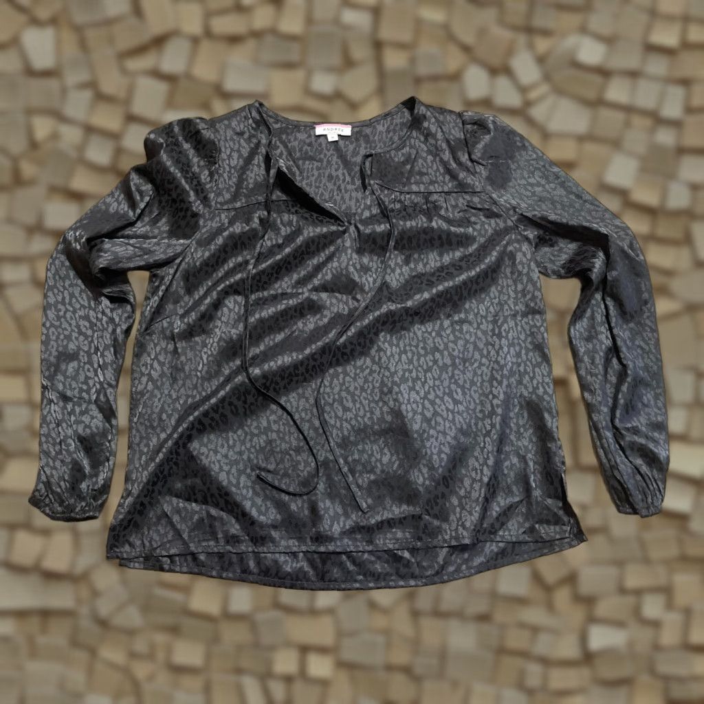 Vintage Andree By Unit Shirt Women's Size Medium Black Cheetah Long Sleeve V-Neck Pattern: Animal Print Modern Casual Mens Womens Boys Girls Size M / US 6-8 / IT 42-44 - 1 Thumbnail