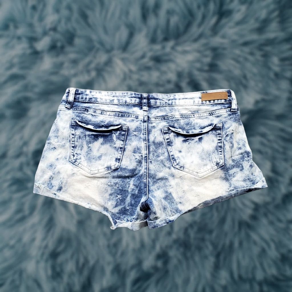Vintage YMI Womens Size 11 Denim Distressed Acid Wash 5-Pocket Design Jean Shorts Size 32" / US 10 / IT 46 - 1 Thumbnail