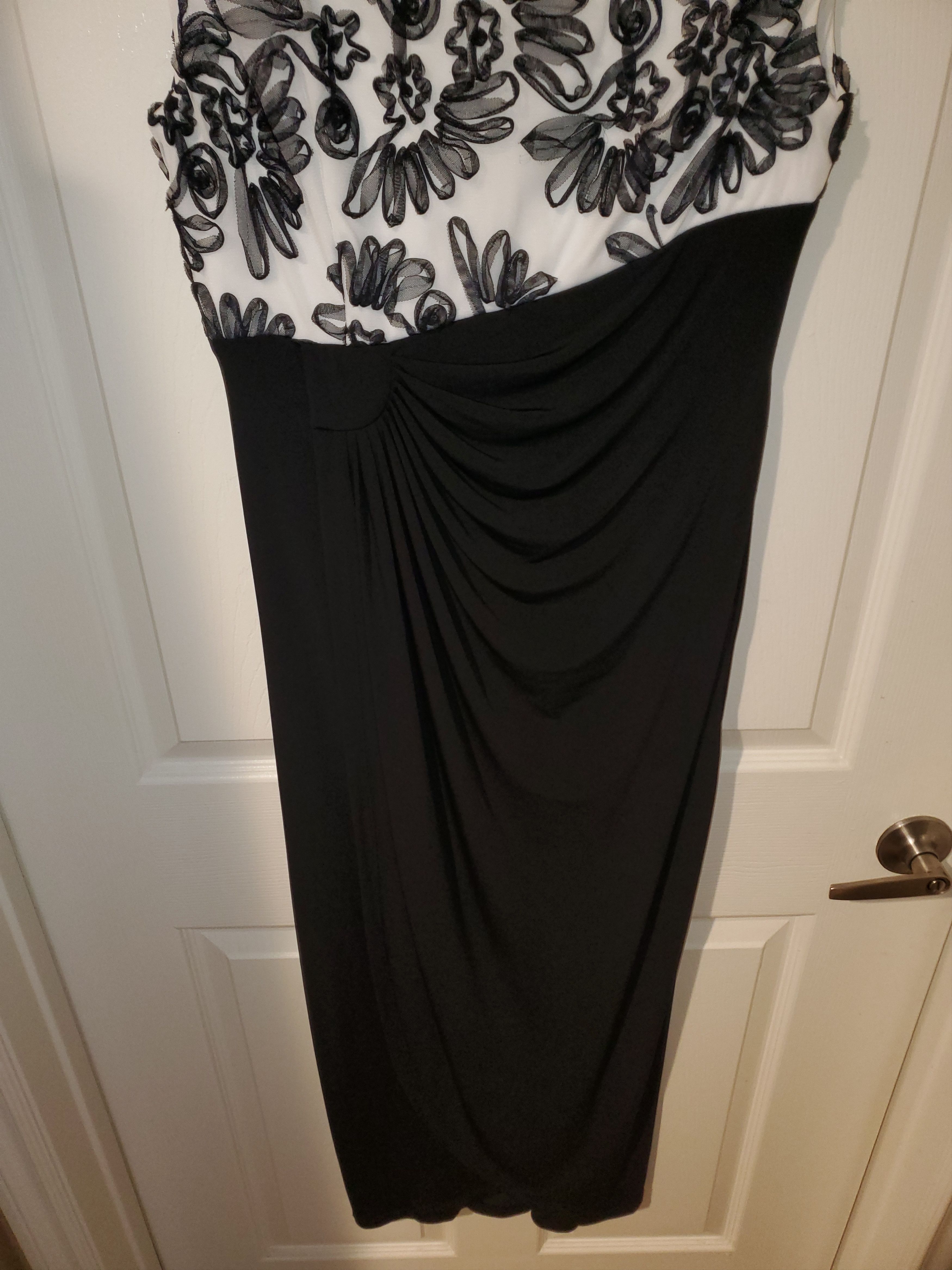 Macys *NWOT* Elegant Black + White Floral Dress (size 8P) Size M / US 6-8 / IT 42-44 - 5 Thumbnail