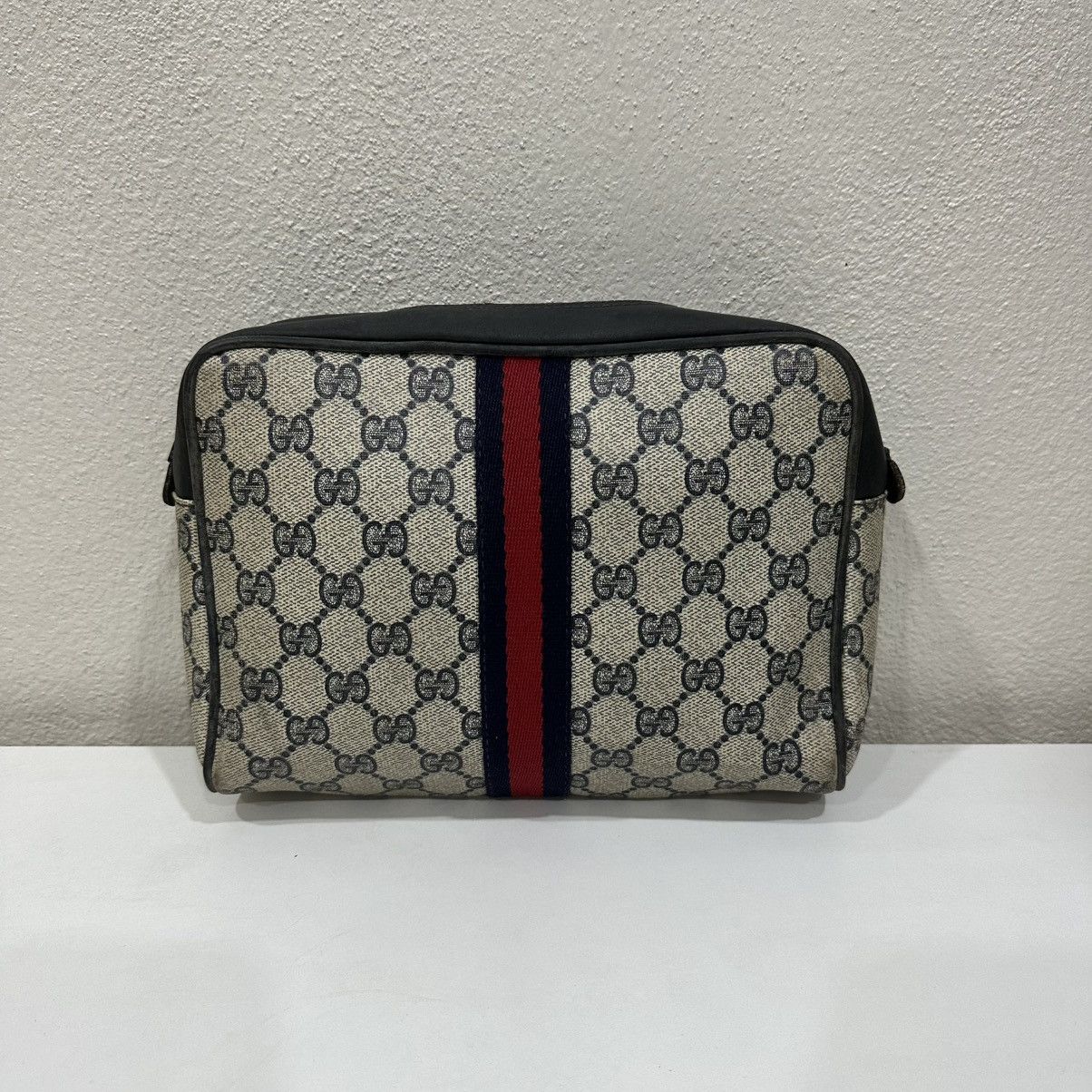 Gucci ‼️YES‼️ VINTAGE GUCCI GG MONOGRAM MAKE UP POUCH CLUTCH BAG Size ONE SIZE - 3 Thumbnail