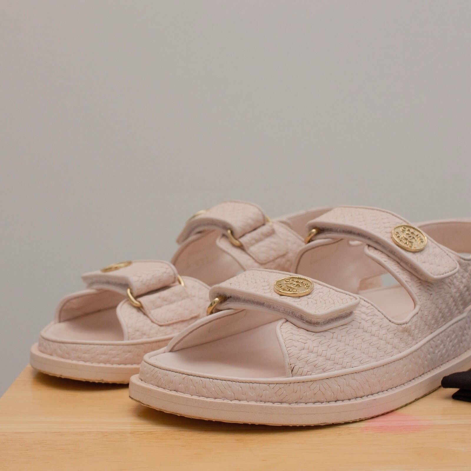 Chanel 1950$ CHANEL 2022 Calfskin Dad Medallion Sandals Pink 38 1/2 Size US 8.5 / IT 38.5 - 3 Thumbnail