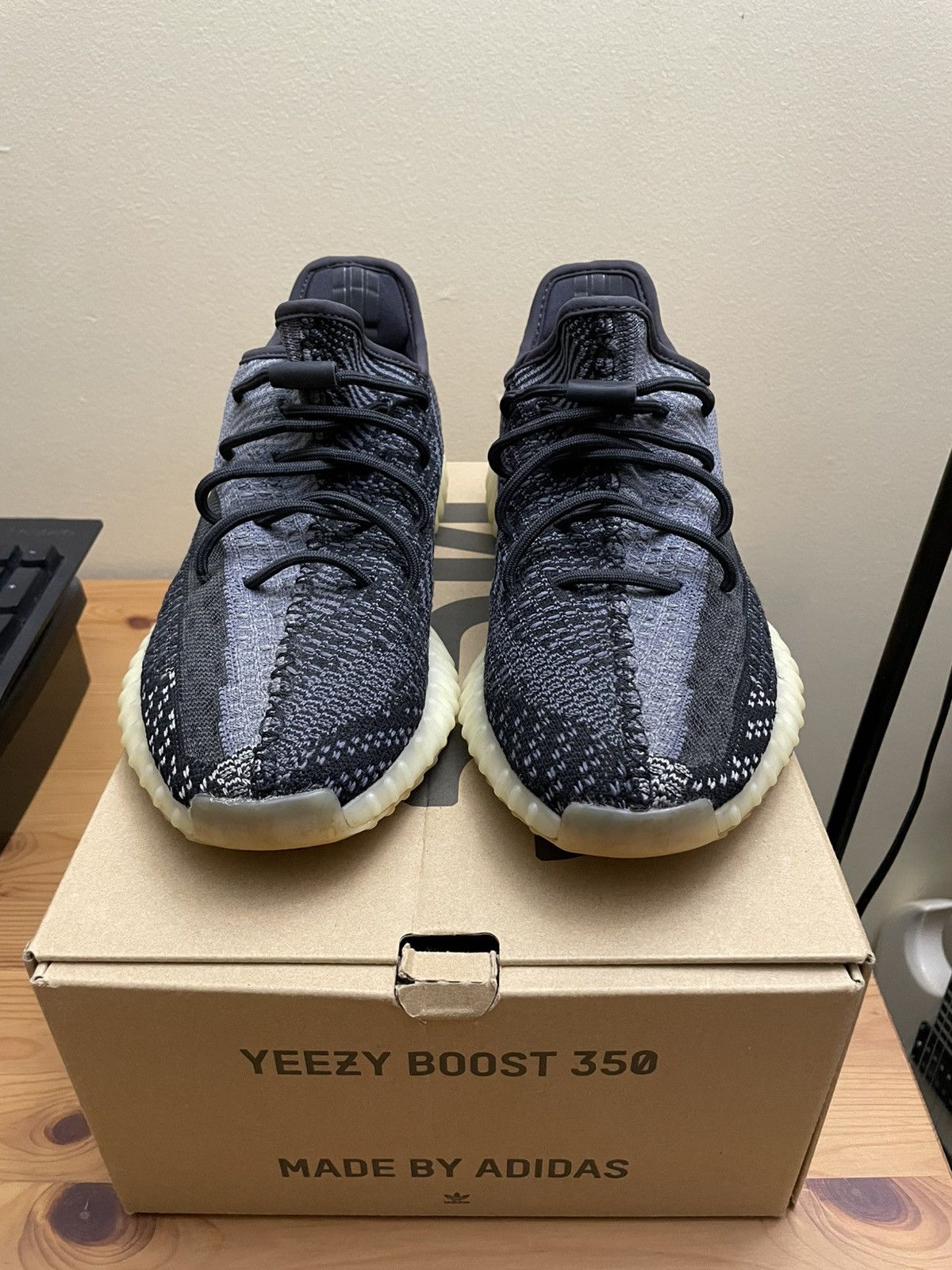 Adidas × Yeezy Yeezy Boost 350 Carbon Size US 10 / EU 43 - 1 Thumbnail