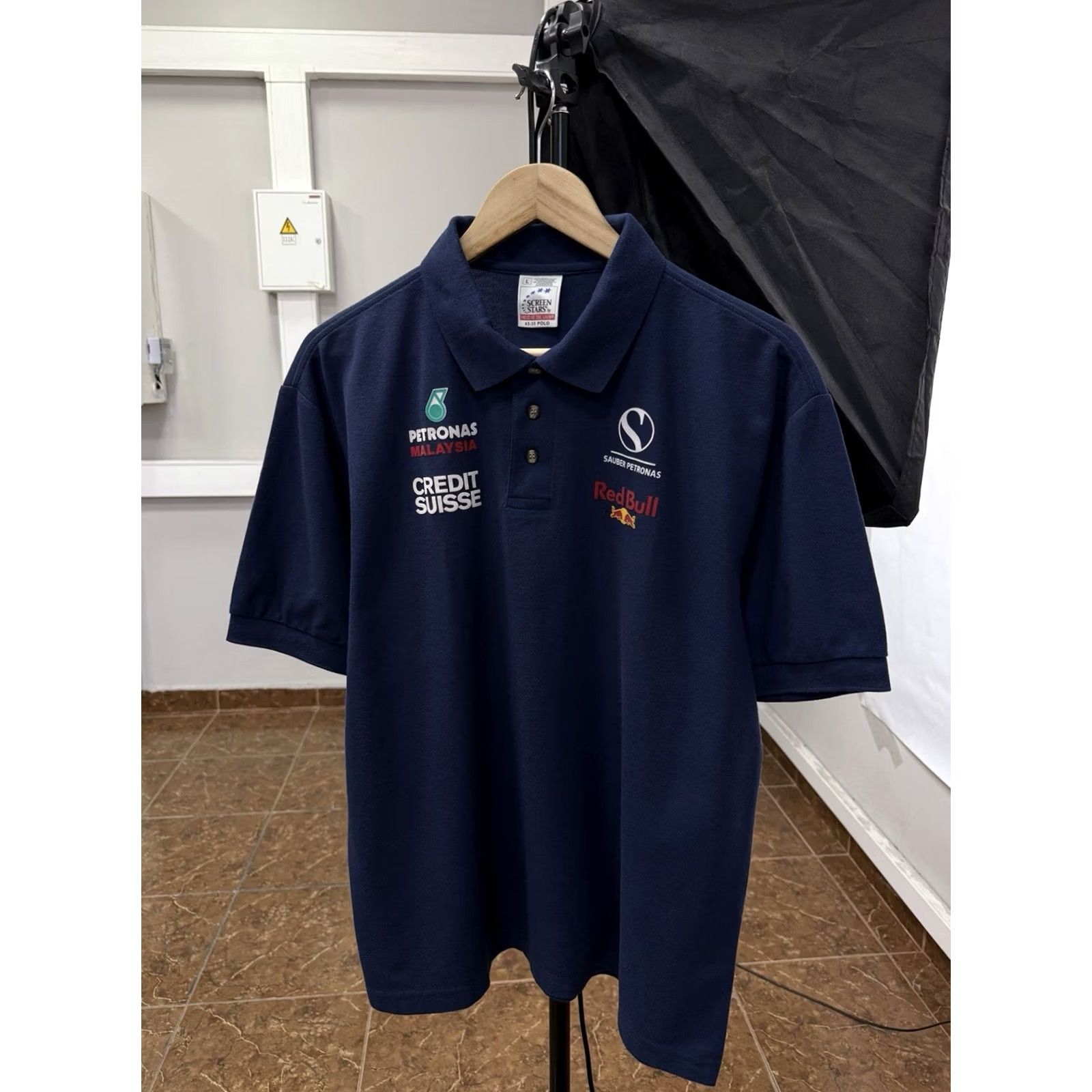 Fruit Of The Loom 90s Sauber Petronas Red Bull Formula 1 Racing Polo L Navy Blue Vintage Shirt Size US L / EU 52-54 / 3 - 2 Thumbnail