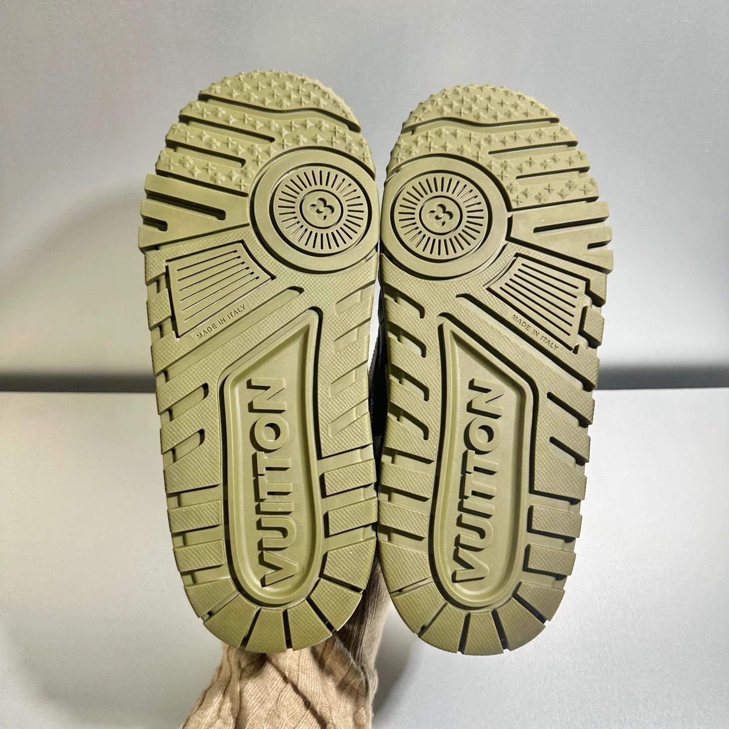 Louis Vuitton Louis Vuitton x Pharrell Trainer 8.5/42.5 1x Worn Size US 9.5 / EU 42-43 - 7 Thumbnail