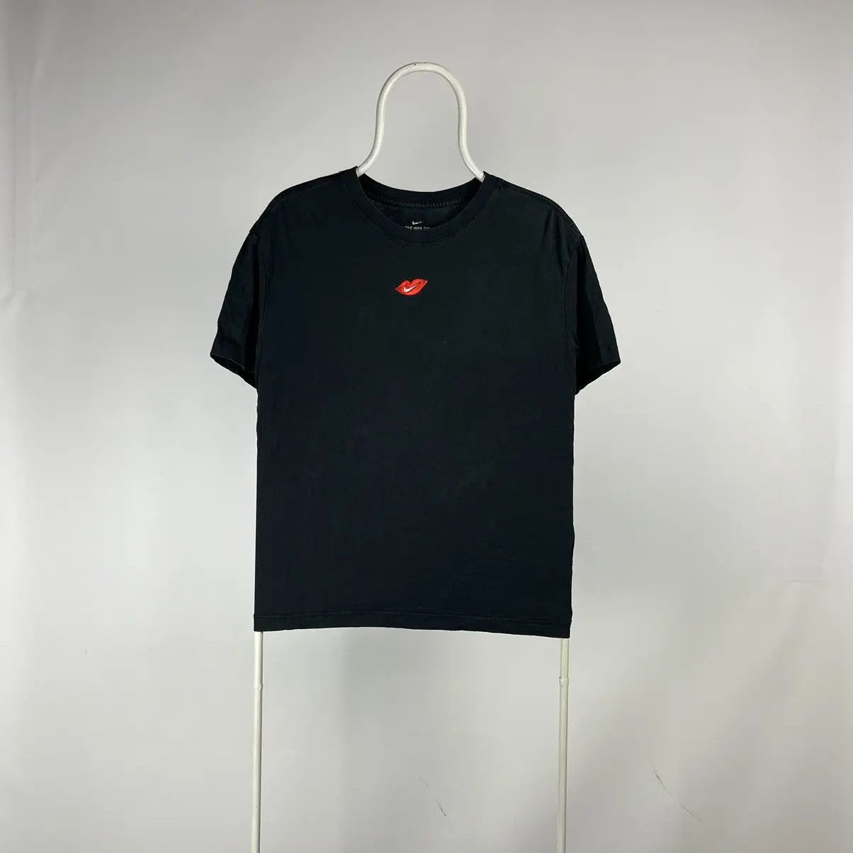 Nike Nike Tshirt center logo kiss size Small Size US S / EU 44-46 / 1 - 1 Thumbnail