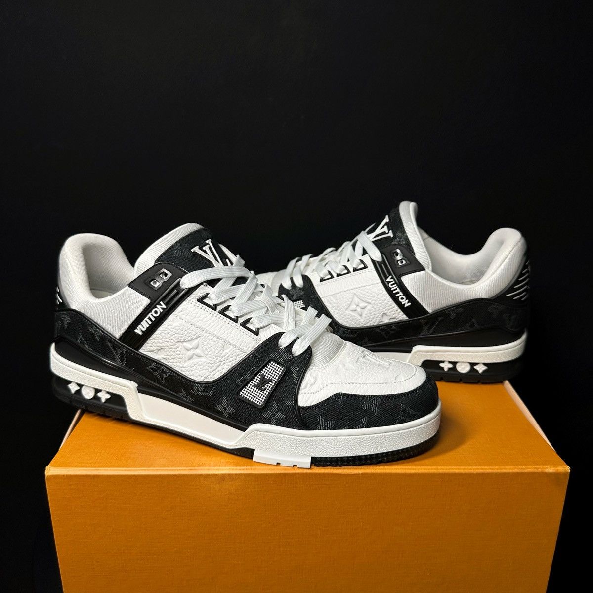 Louis Vuitton Louis Vuitton Trainer Black White Low Tops Size US 11 / EU 44 - 11 Thumbnail