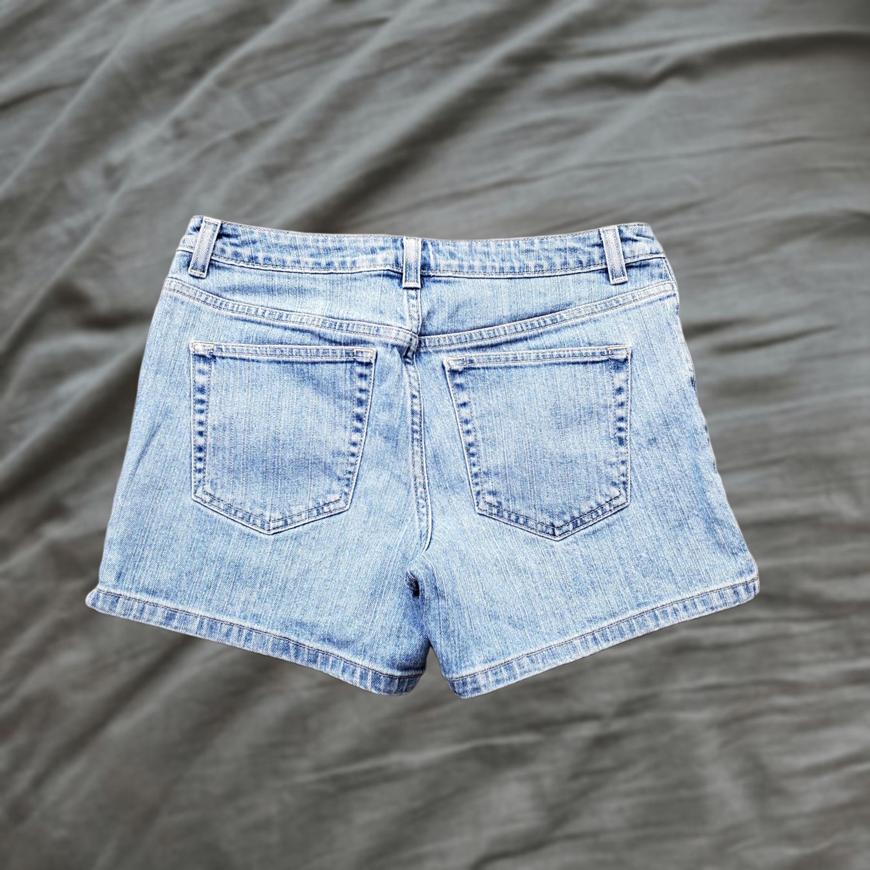 Tommy Hilfiger Tommy Hilfiger Womens 6 Blue Denim Mom Shorts Medium Wash Flat Front Side Slit Program: 5-Pocket | Casual Summer Size 28" / US 6 / IT 42 - 1 Thumbnail