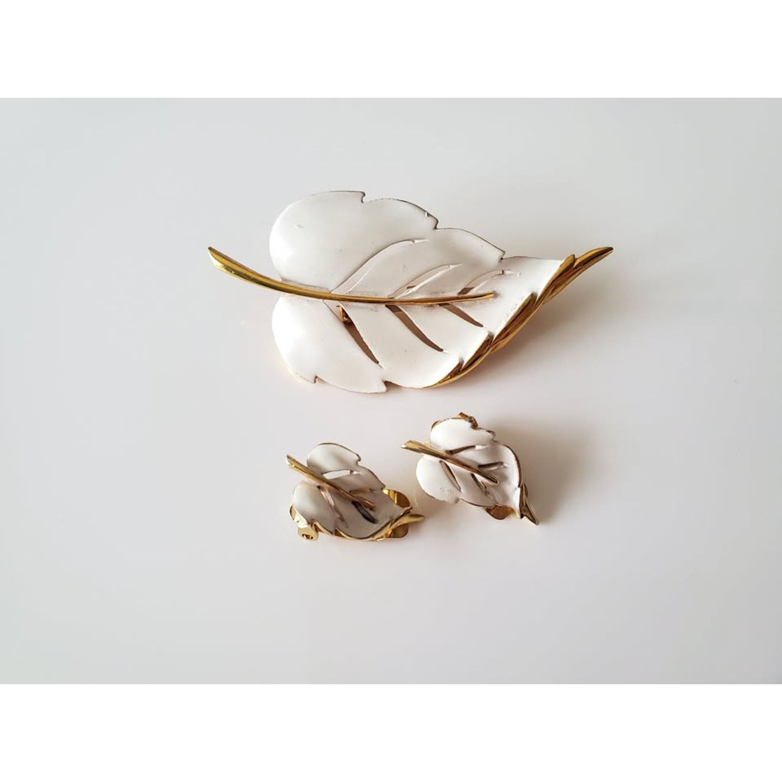 Other Vintage White Enamel Leaf Brooch and Earring Set Size ONE SIZE - 2 Thumbnail