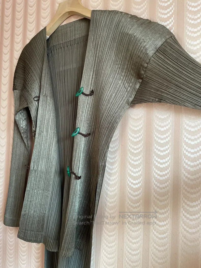 Issey Miyake Issey Miyake Ox Horn Frog Button Glossy Pleated Set Chines Size M / US 6-8 / IT 42-44 - 5 Thumbnail