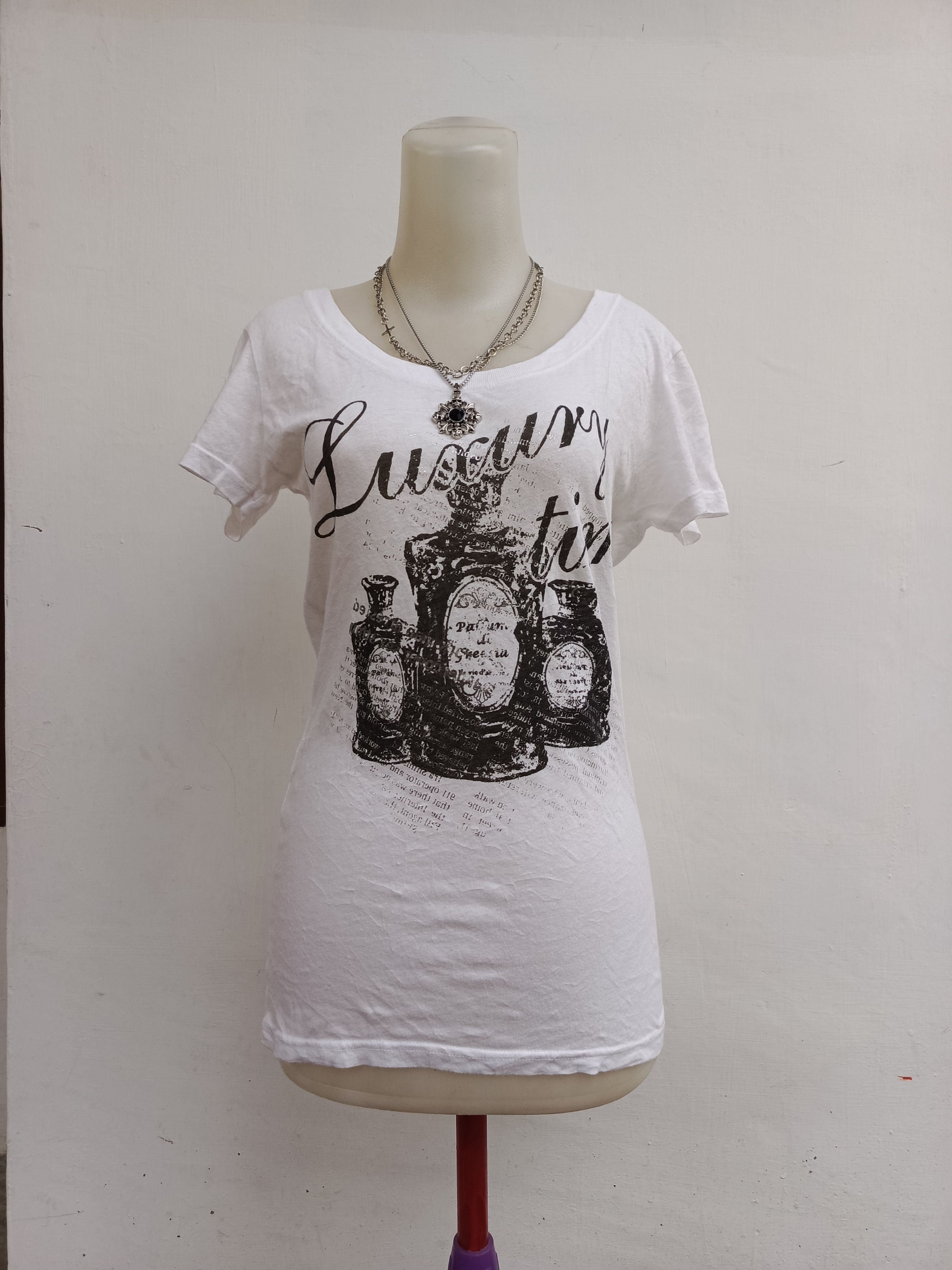 Japanese Brand Ademis White Graphic T-Shirt Perfume Print Size M / US 6-8 / IT 42-44 - 1 Thumbnail