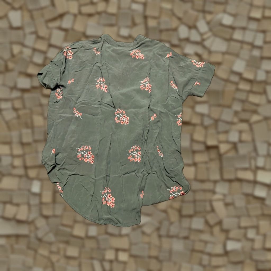 Vintage Universal Thread Blouse Women's Size Medium Green Pink White Duck Tail V-neck Size M / US 6-8 / IT 42-44 - 1 Thumbnail
